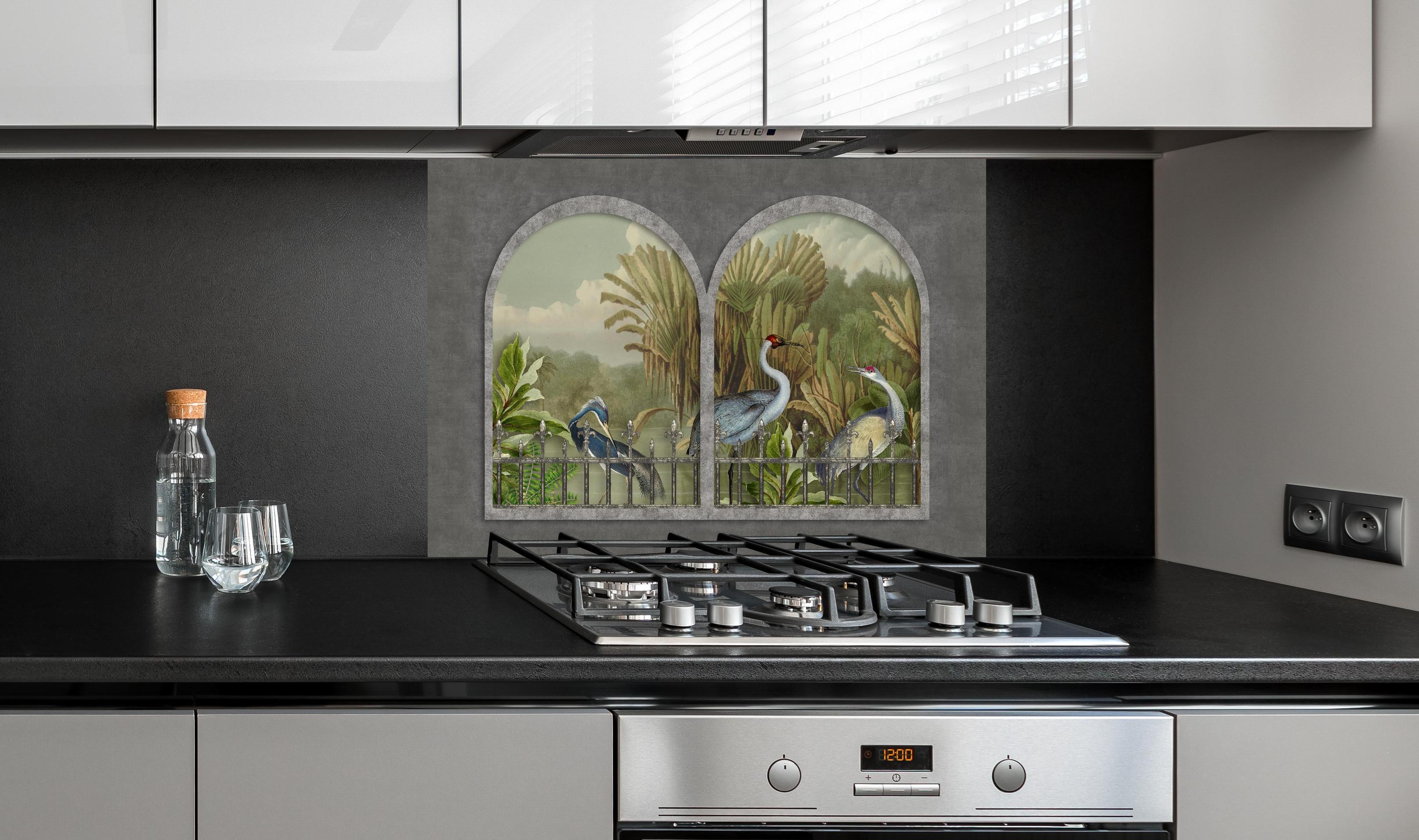 Spritzschutz - Tropischer Dschungel mit Kranichen Motiv hinter einem Cerankochfeld zwischen Holz-Kochutensilien
