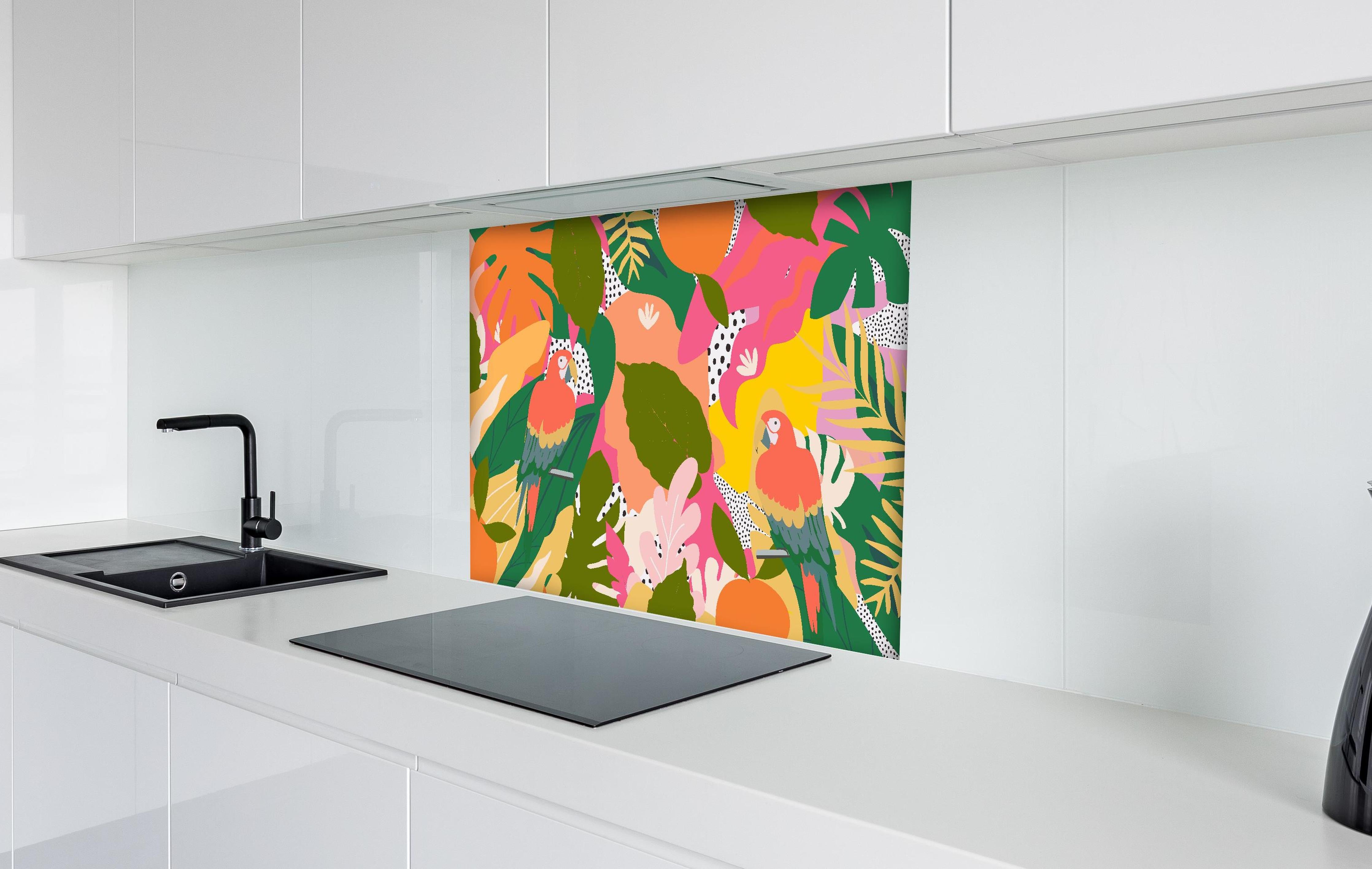 Spritzschutz - Tropischer Dschungel mit bunten Papageien hinter einem Cerankochfeld zwischen Holz-Kochutensilien