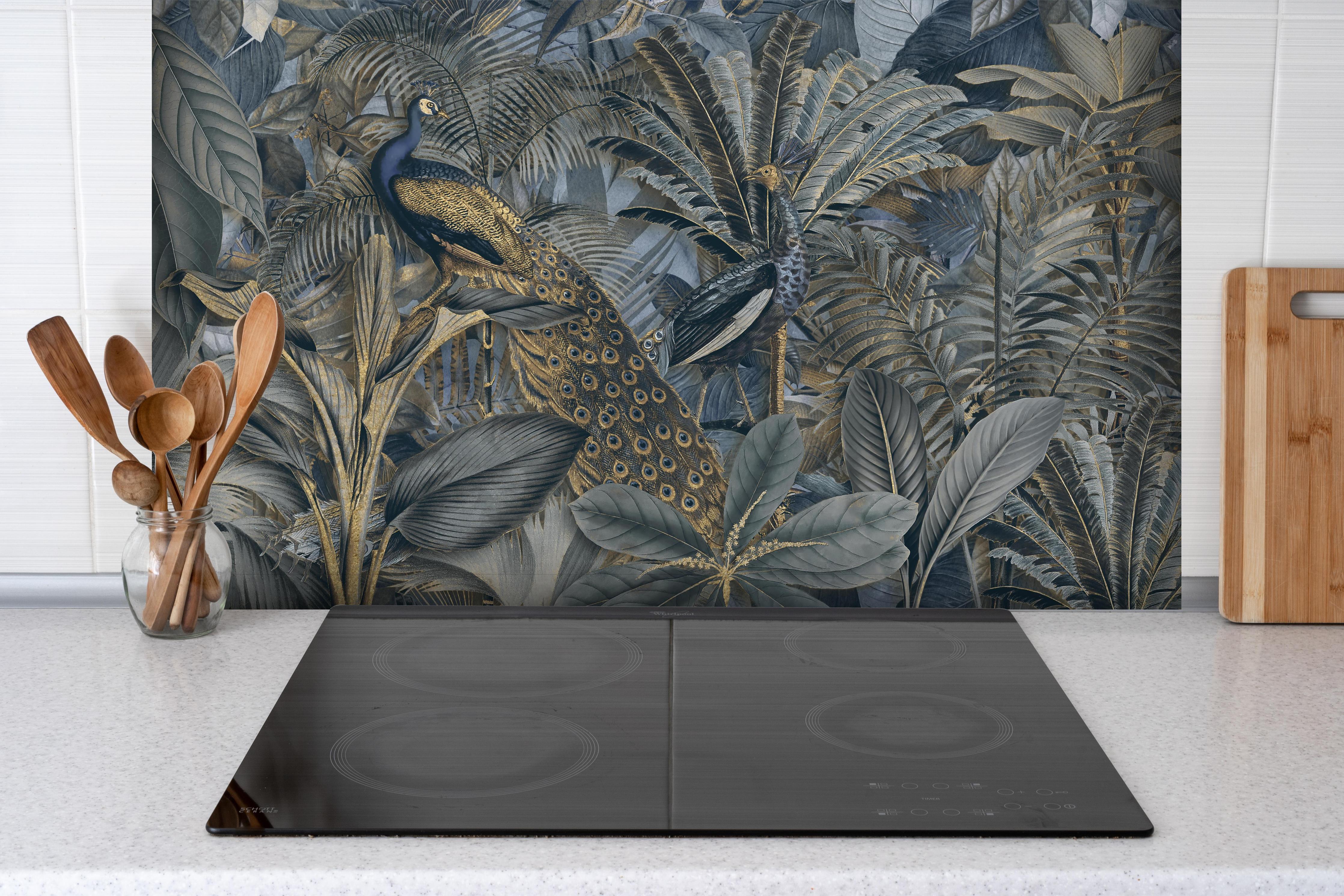 Spritzschutz - Tropischer Garten - Pfau hinter einem Cerankochfeld zwischen Holz-Kochutensilien