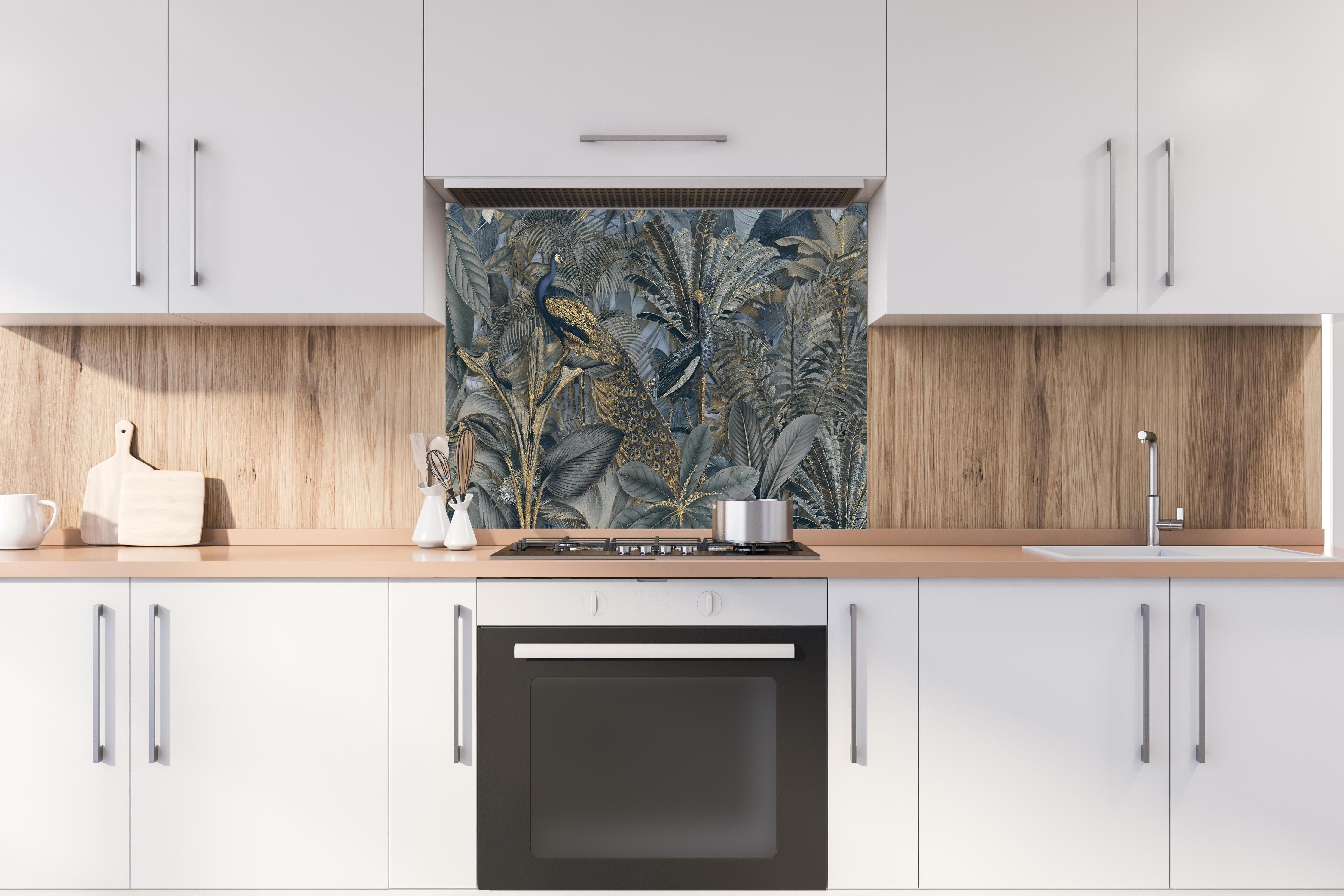 Spritzschutz - Tropischer Garten - Pfau hinter einem Cerankochfeld zwischen Holz-Kochutensilien