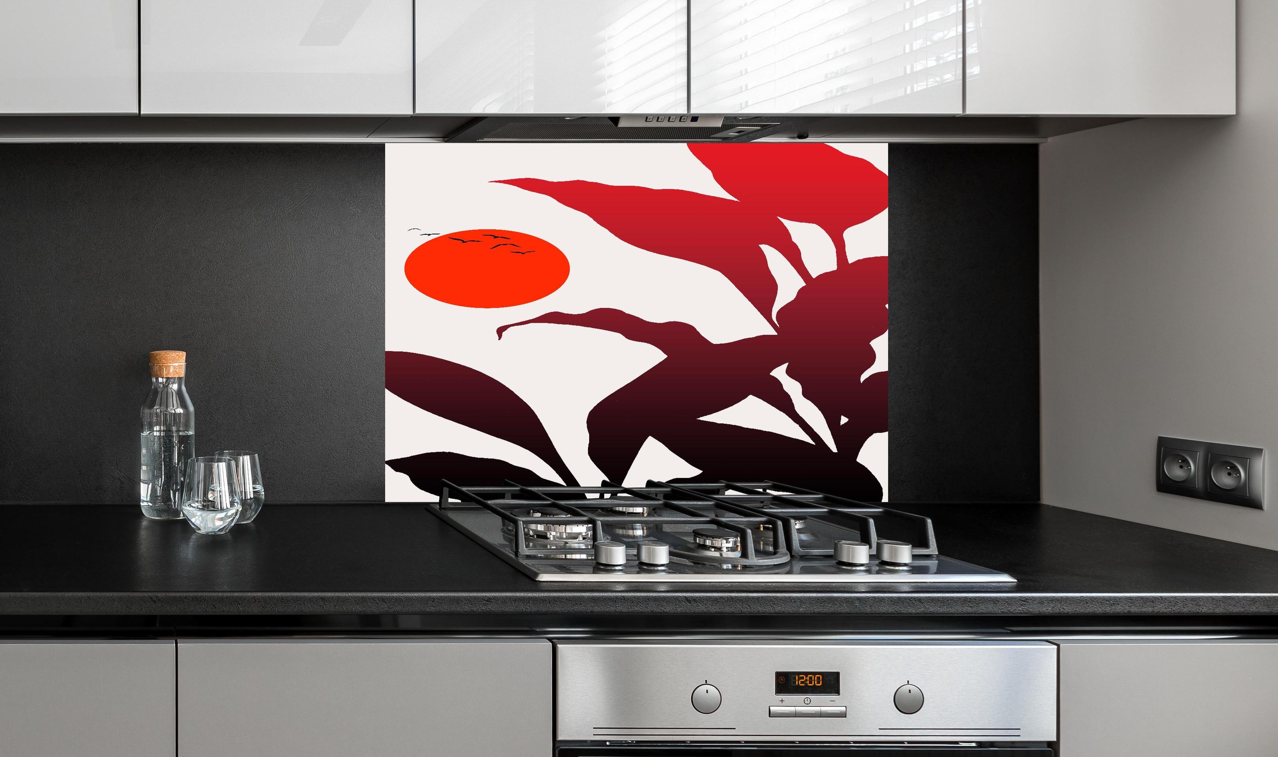 Spritzschutz - Tropischer Sonnenuntergang hinter einem Cerankochfeld zwischen Holz-Kochutensilien