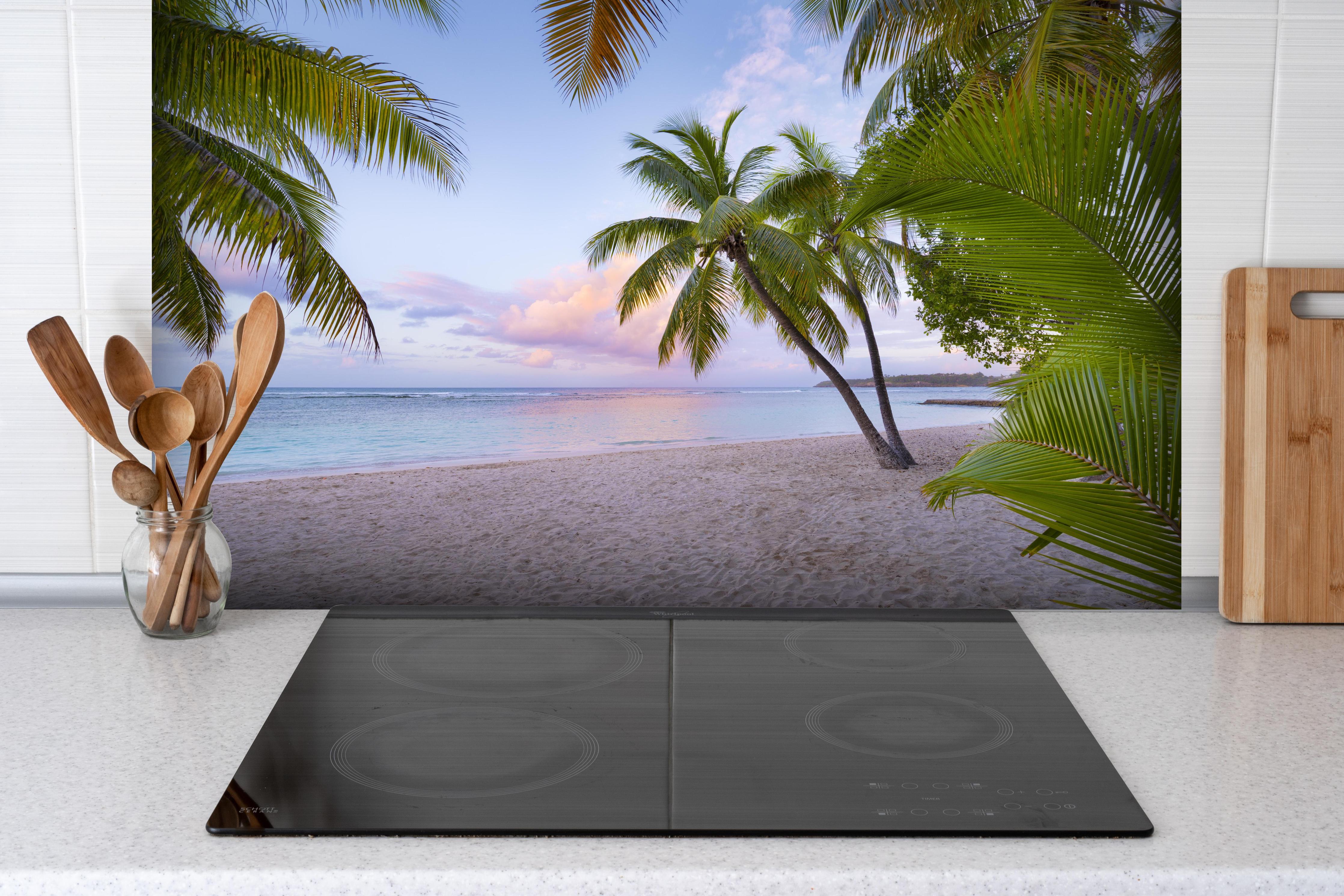 Spritzschutz - Tropischer Strand hinter einem Cerankochfeld zwischen Holz-Kochutensilien