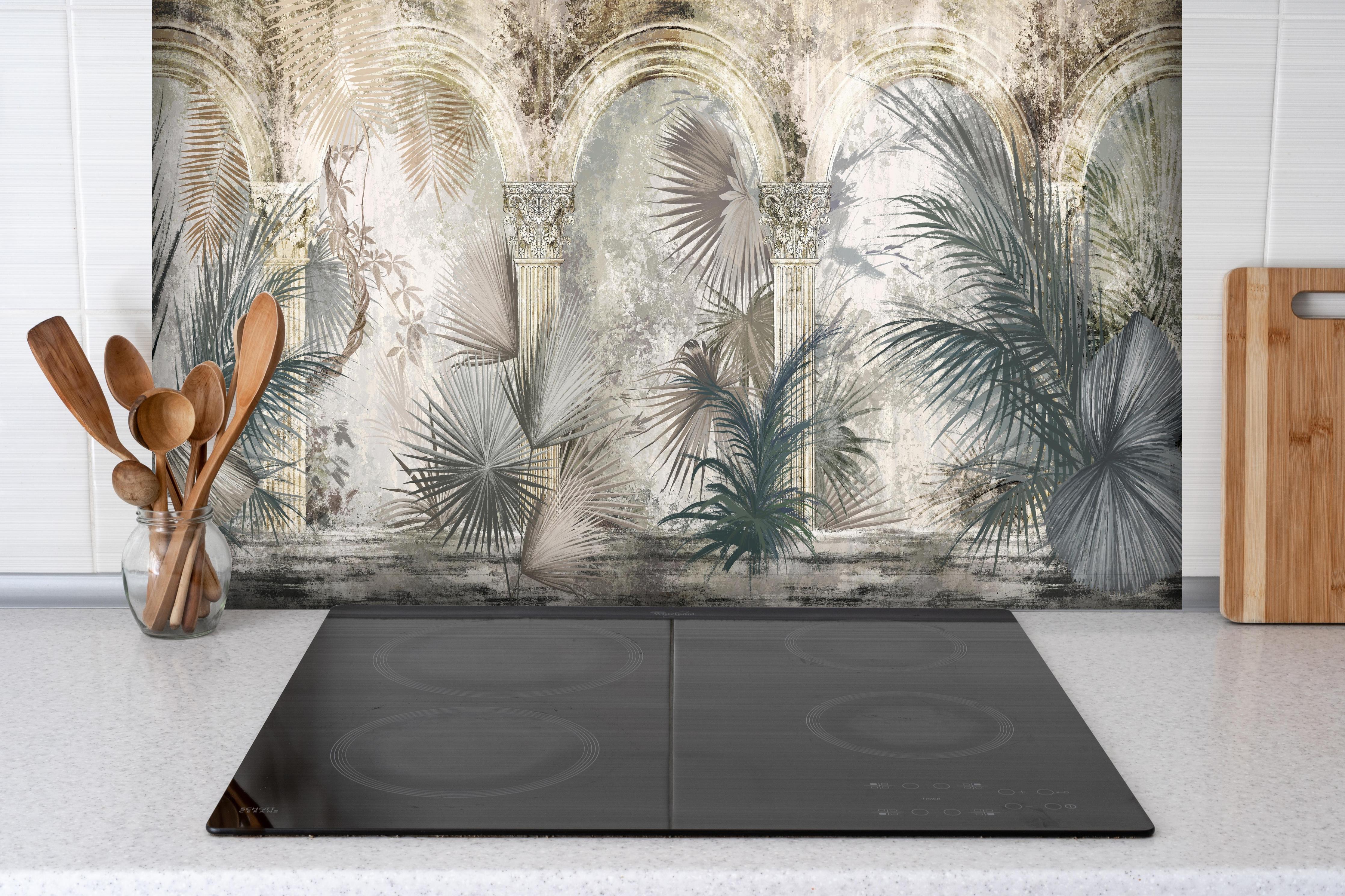 Spritzschutz - Tropischer Wald - Zeichnung hinter einem Cerankochfeld zwischen Holz-Kochutensilien