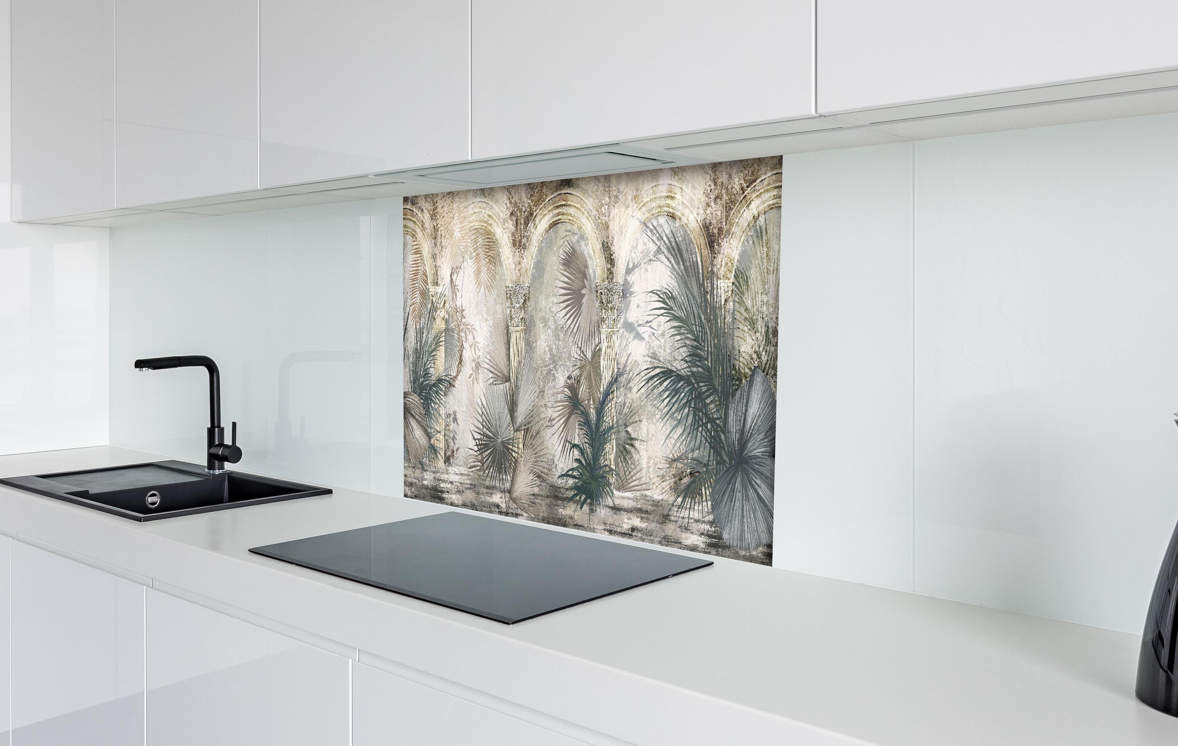 Spritzschutz - Tropischer Wald - Zeichnung hinter einem Cerankochfeld zwischen Holz-Kochutensilien