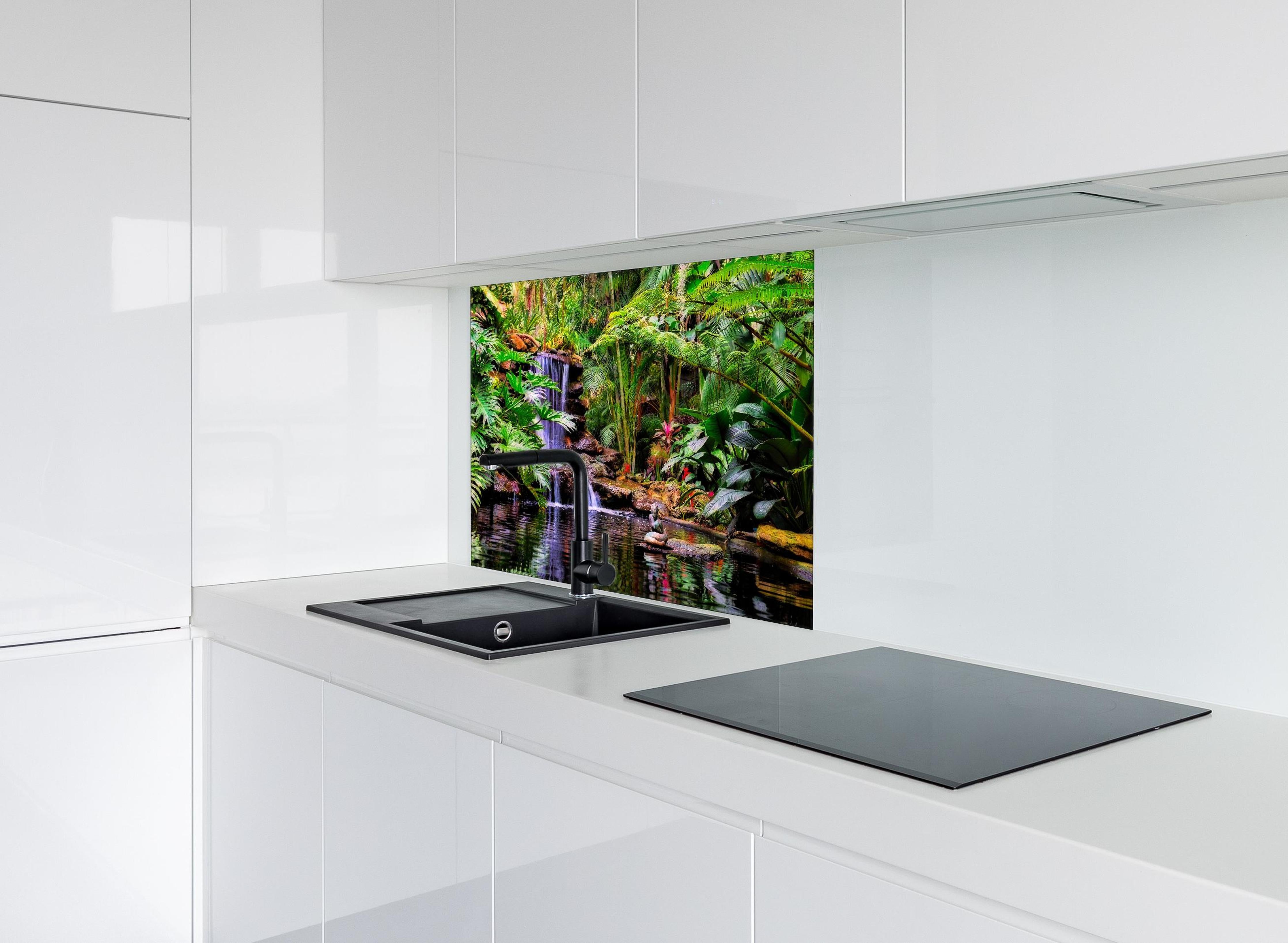 Spritzschutz - Tropischer Wasserfall hinter einem Cerankochfeld zwischen Holz-Kochutensilien