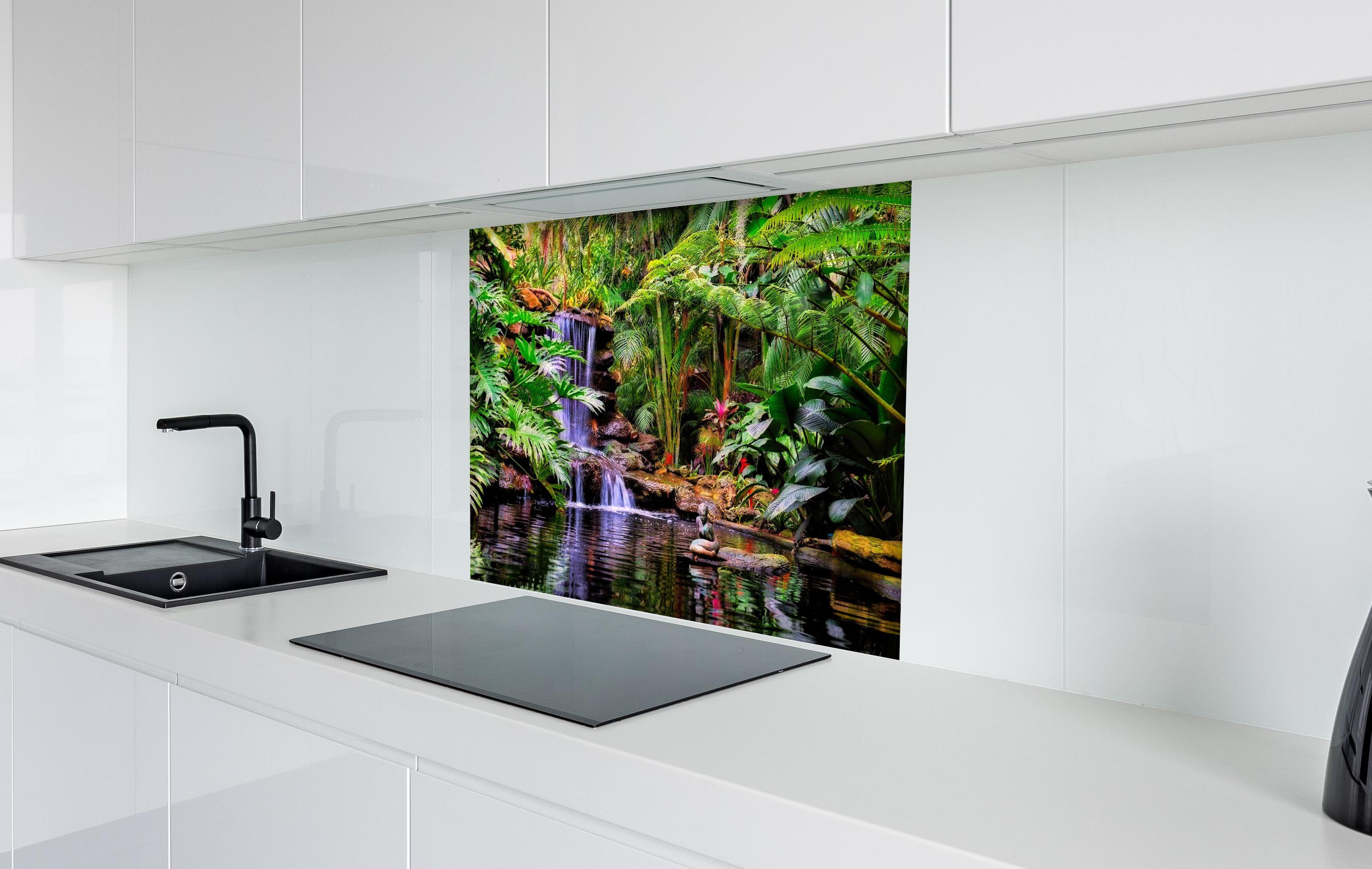 Spritzschutz - Tropischer Wasserfall hinter einem Cerankochfeld zwischen Holz-Kochutensilien