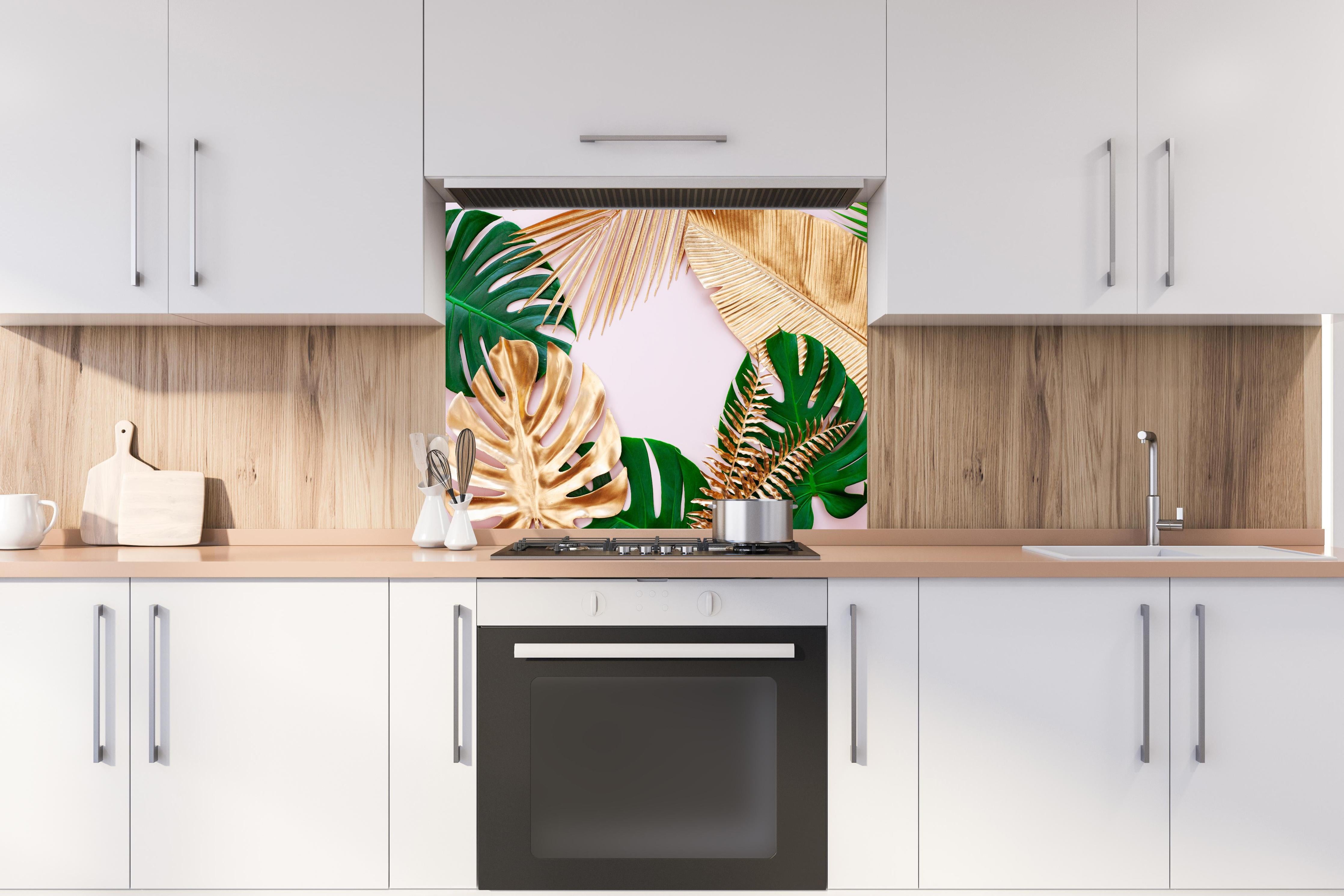 Spritzschutz - Tropisches Blätter Design - Floral hinter einem Cerankochfeld zwischen Holz-Kochutensilien