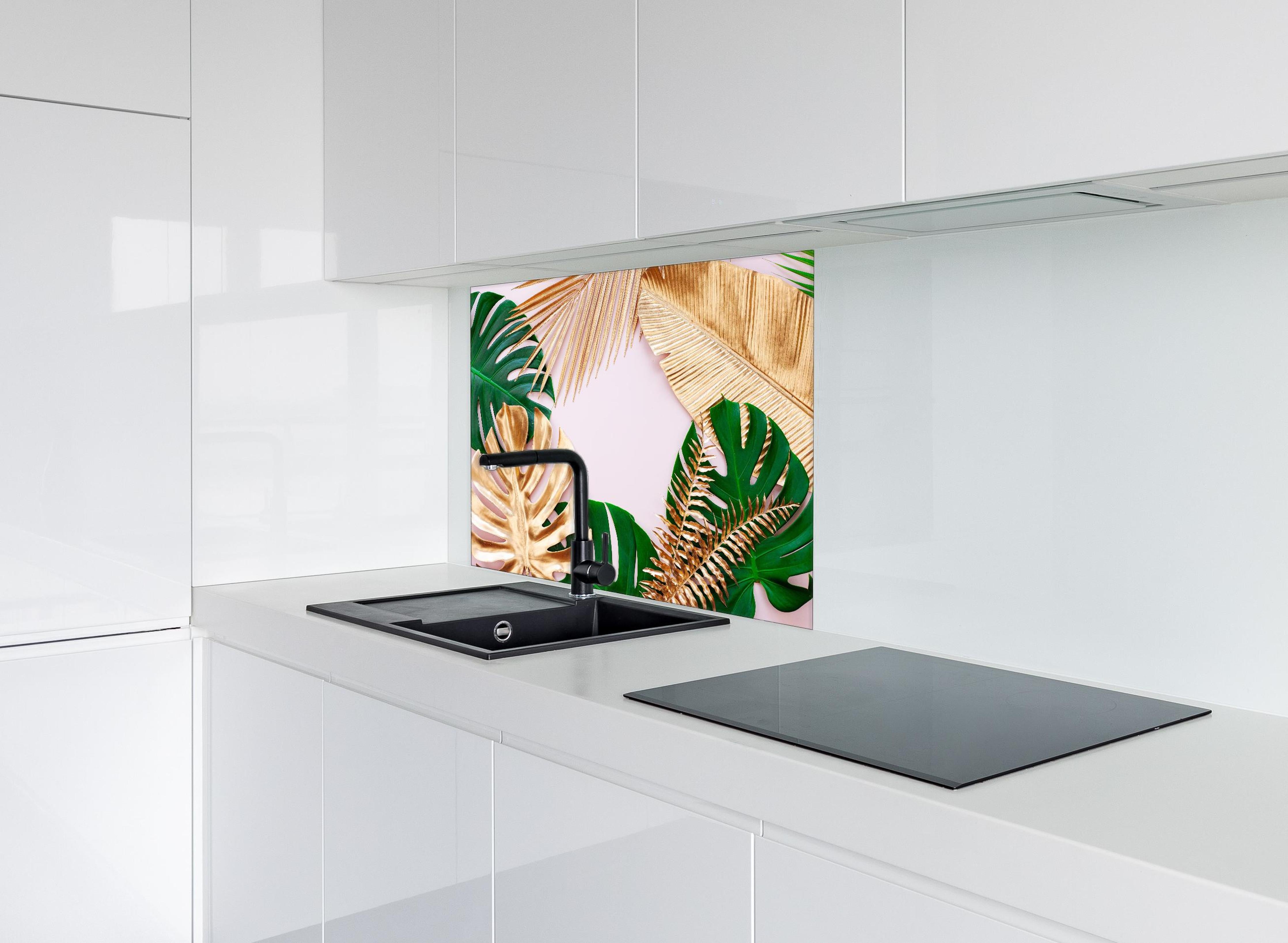 Spritzschutz - Tropisches Blätter Design - Floral hinter einem Cerankochfeld zwischen Holz-Kochutensilien