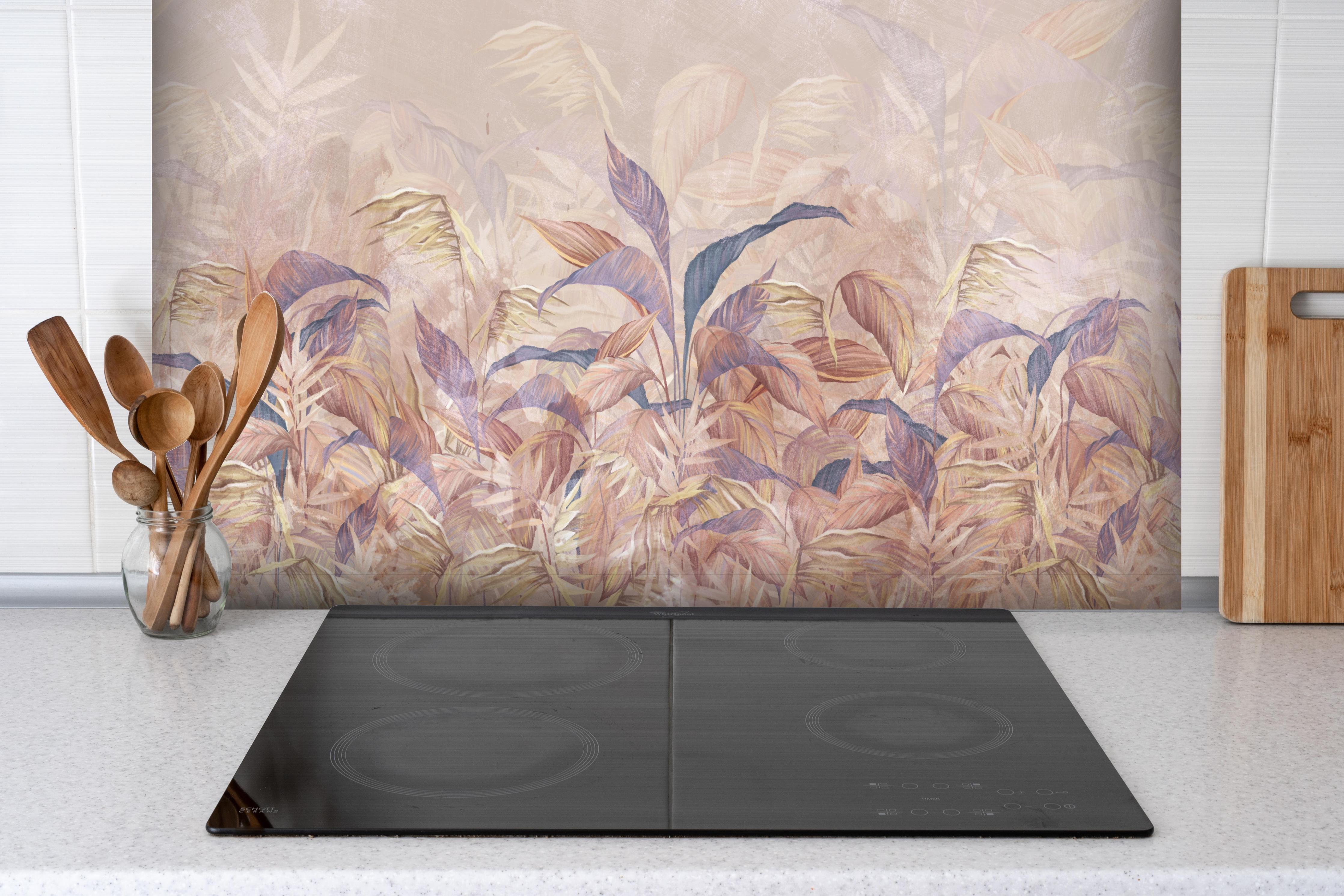 Spritzschutz - Tropisches Blätter Design hinter einem Cerankochfeld zwischen Holz-Kochutensilien