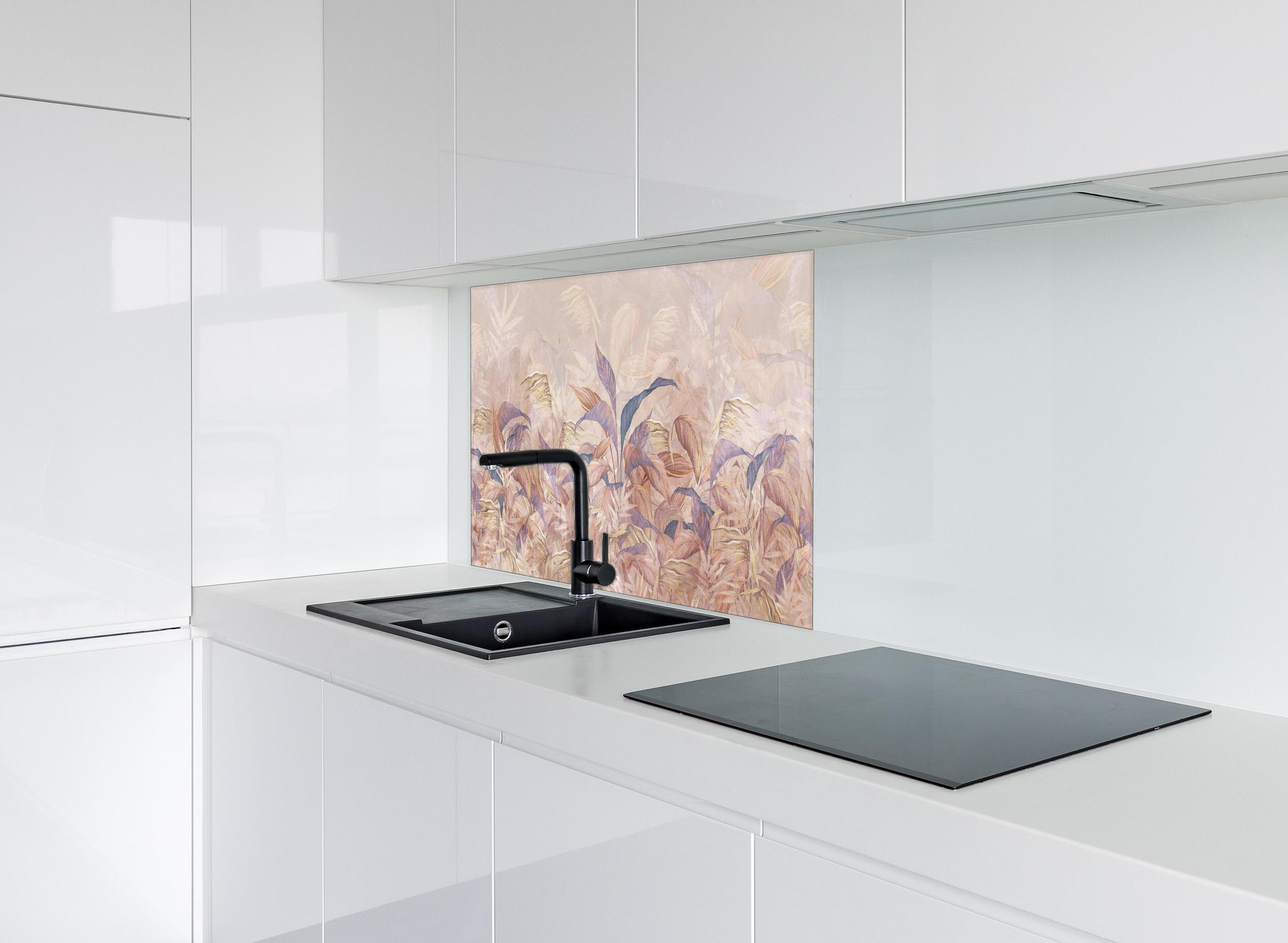 Spritzschutz - Tropisches Blätter Design hinter einem Cerankochfeld zwischen Holz-Kochutensilien