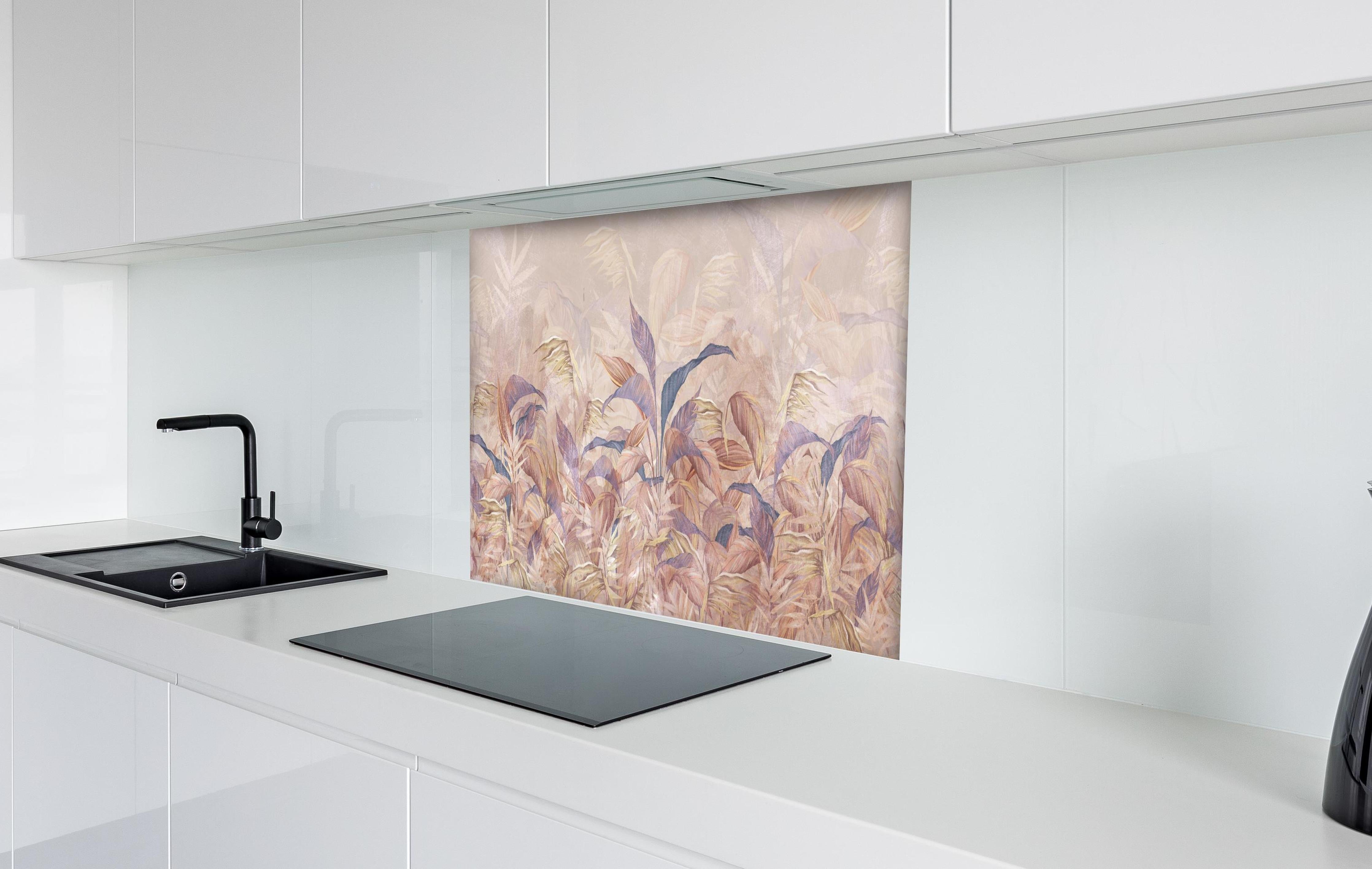 Spritzschutz - Tropisches Blätter Design hinter einem Cerankochfeld zwischen Holz-Kochutensilien