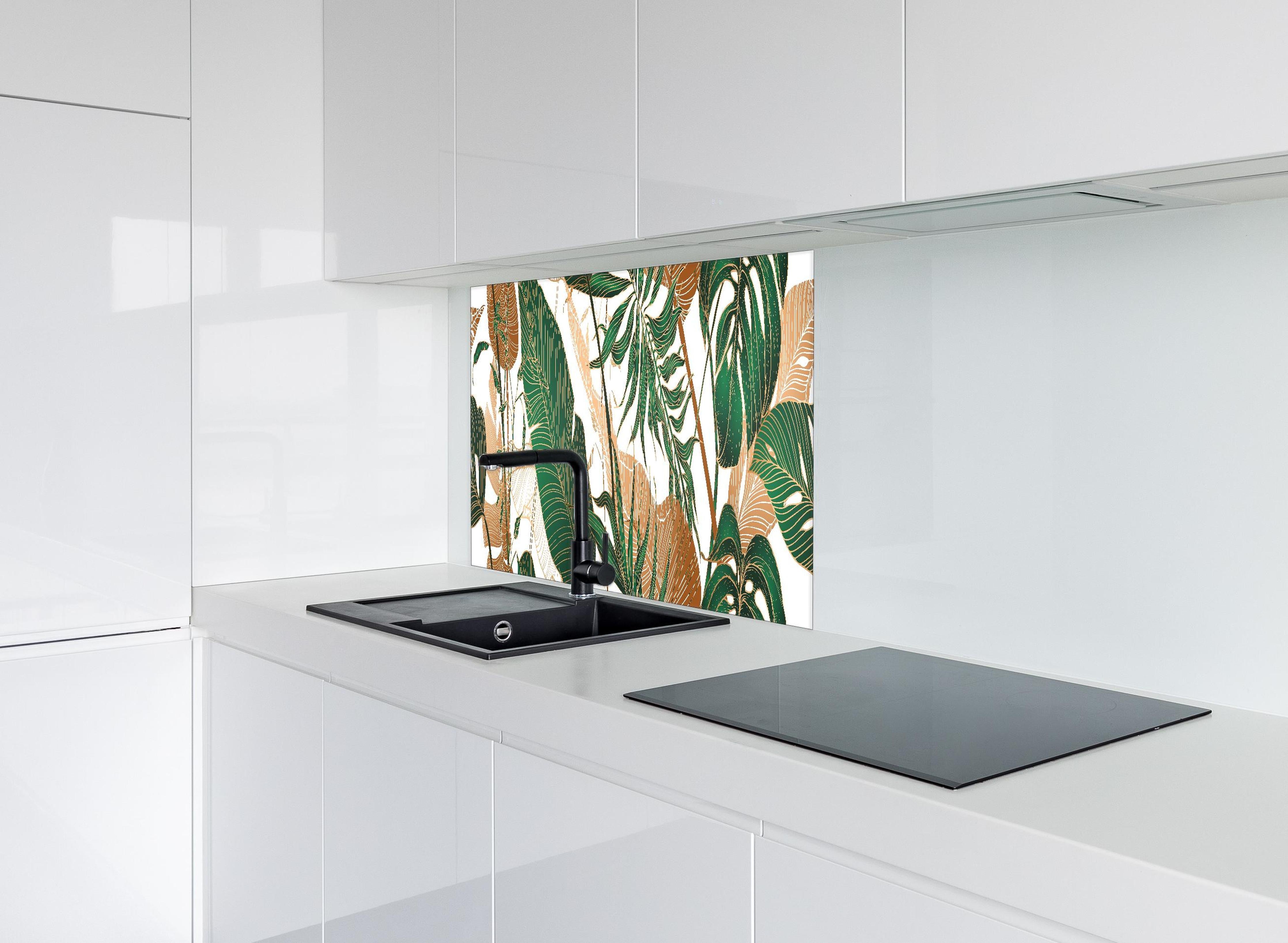 Spritzschutz - Tropisches Blattmuster Grün-Beige hinter einem Cerankochfeld zwischen Holz-Kochutensilien