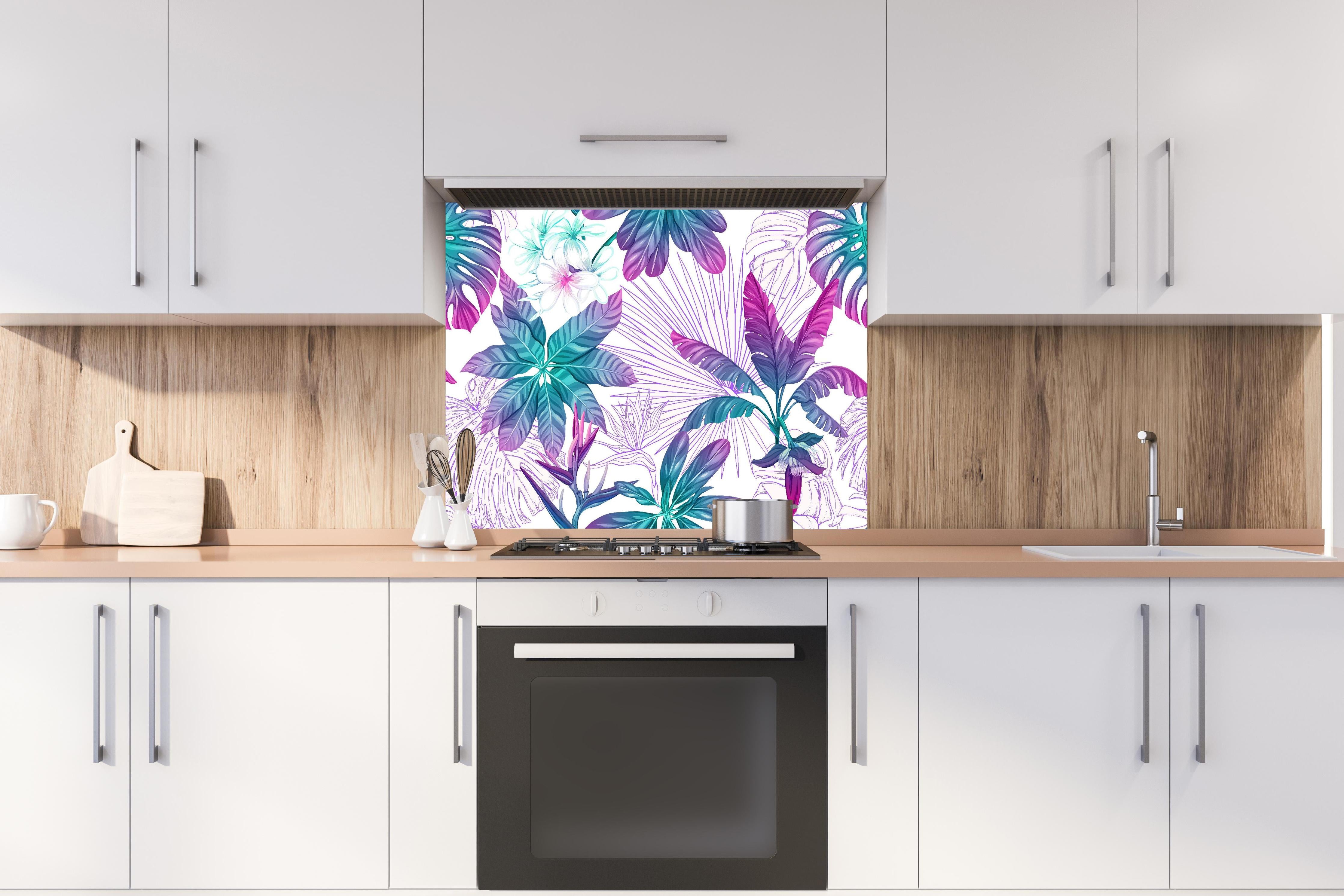 Spritzschutz - Tropisches Blumen- & Pflanzenmuster Nahtlos hinter einem Cerankochfeld zwischen Holz-Kochutensilien