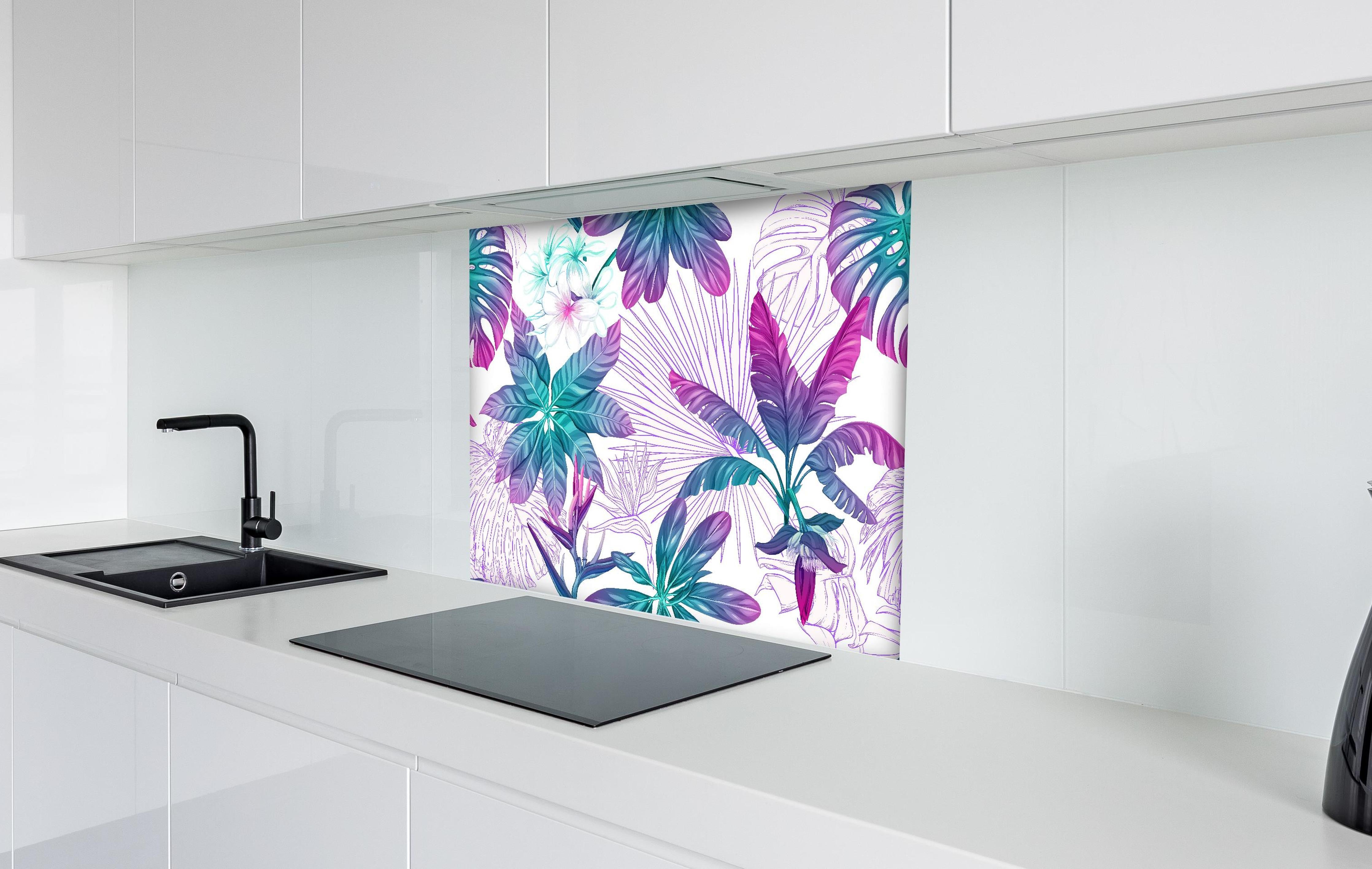 Spritzschutz - Tropisches Blumen- & Pflanzenmuster Nahtlos hinter einem Cerankochfeld zwischen Holz-Kochutensilien