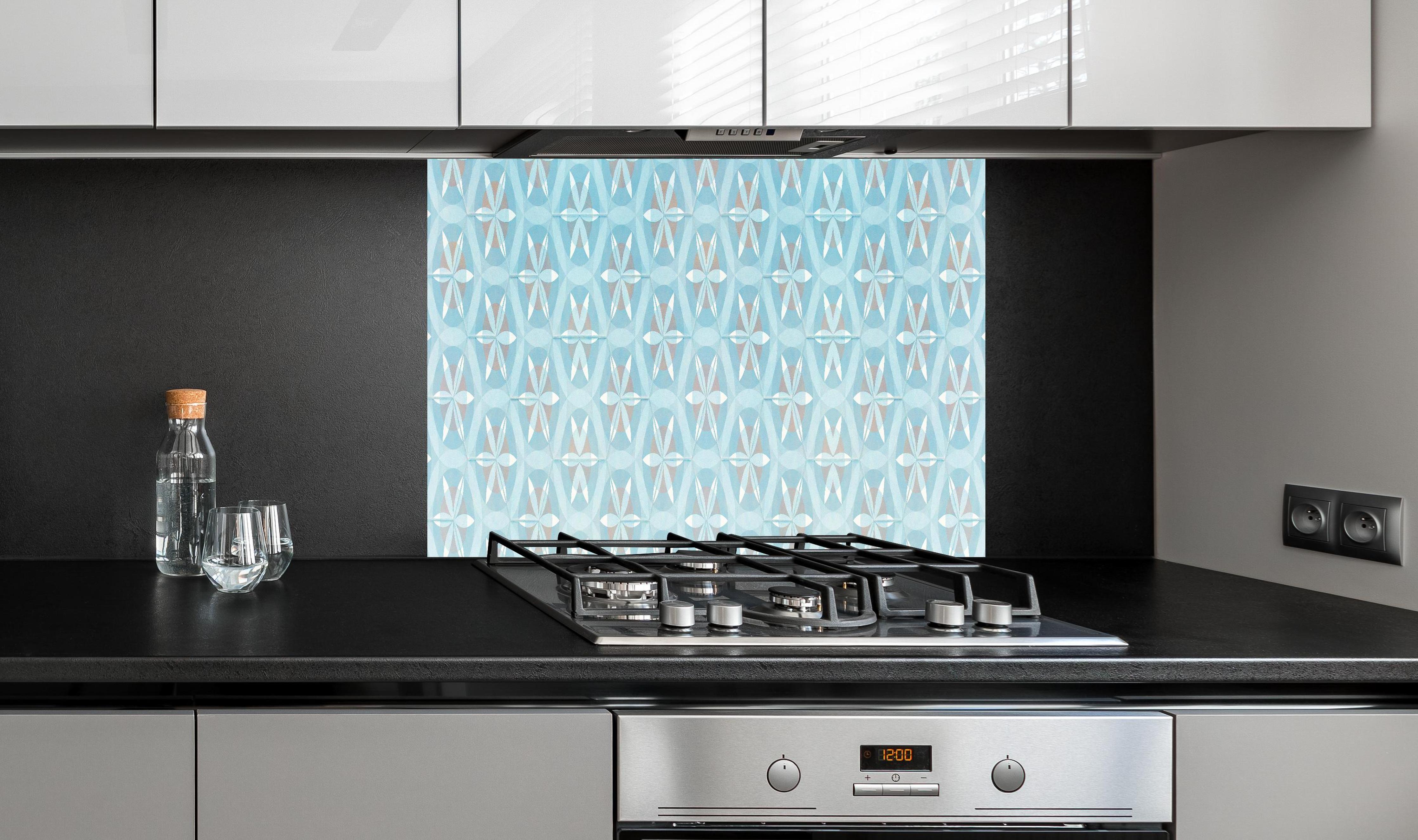 Spritzschutz - Türkis-Braun Vintage geometrisch Mosaik hinter einem Cerankochfeld zwischen Holz-Kochutensilien
