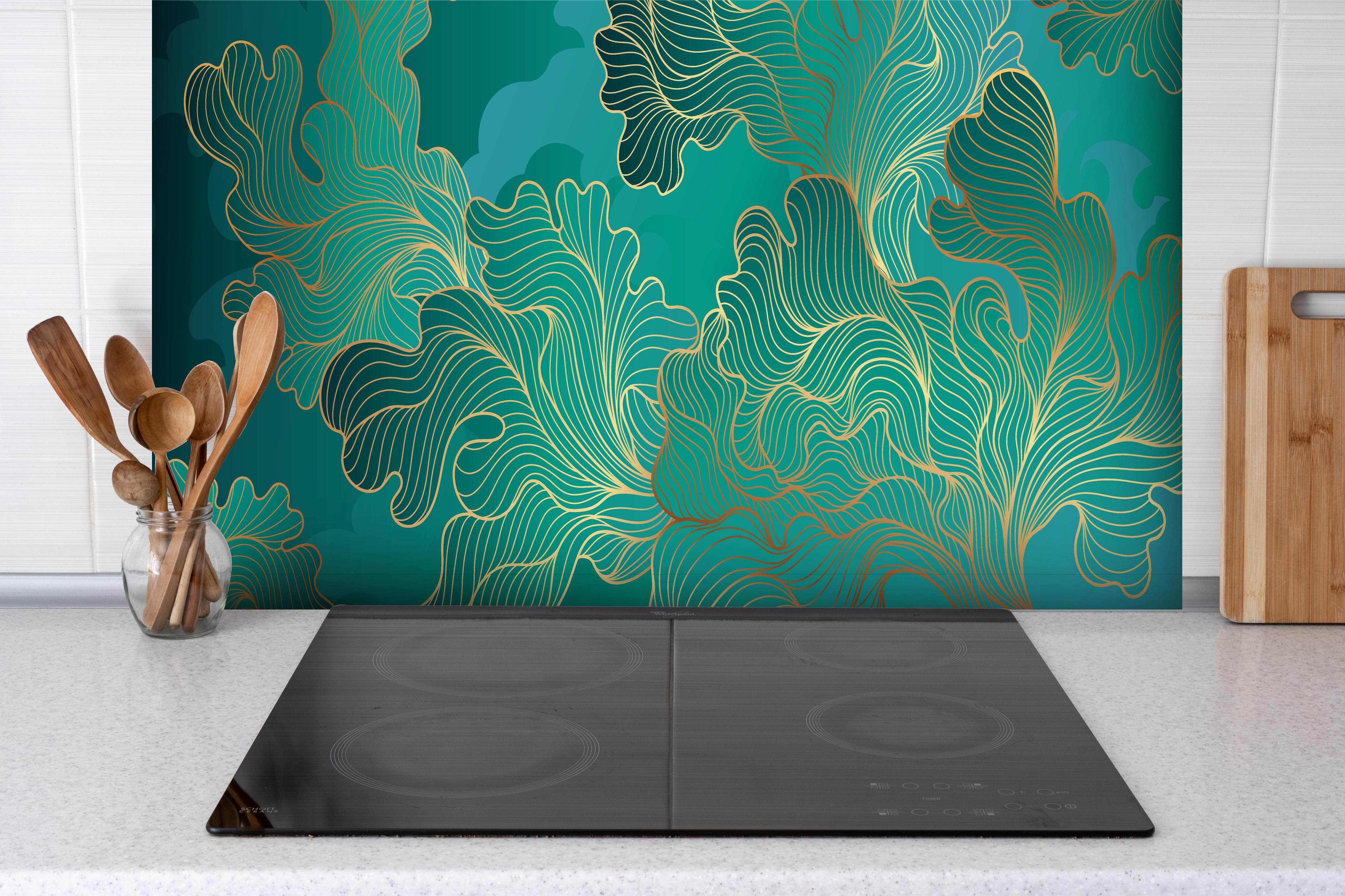 Spritzschutz - Türkis-Goldene Abstrakte Ginkgo Blattstruktur hinter einem Cerankochfeld zwischen Holz-Kochutensilien