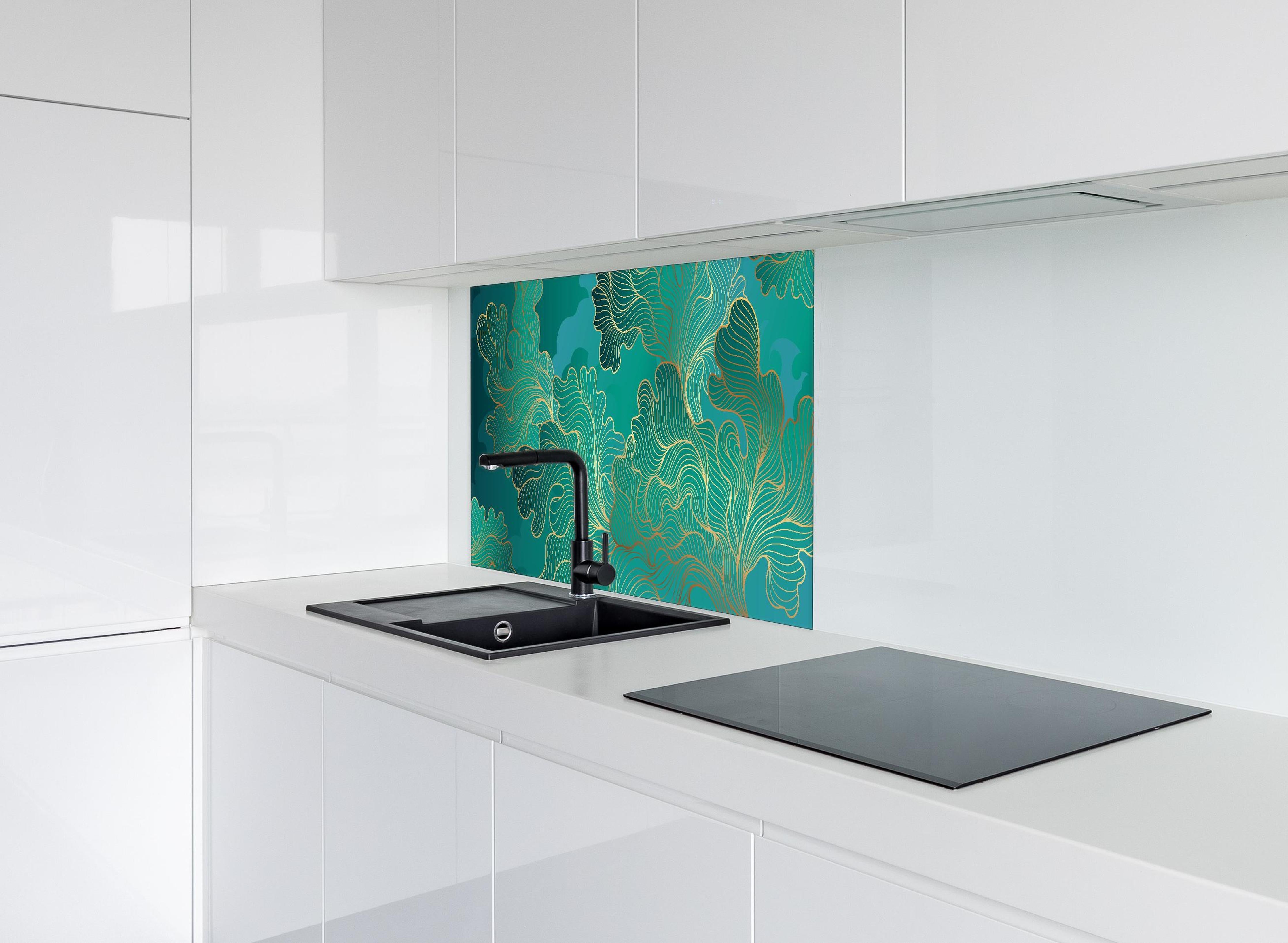 Spritzschutz - Türkis-Goldene Abstrakte Ginkgo Blattstruktur hinter einem Cerankochfeld zwischen Holz-Kochutensilien