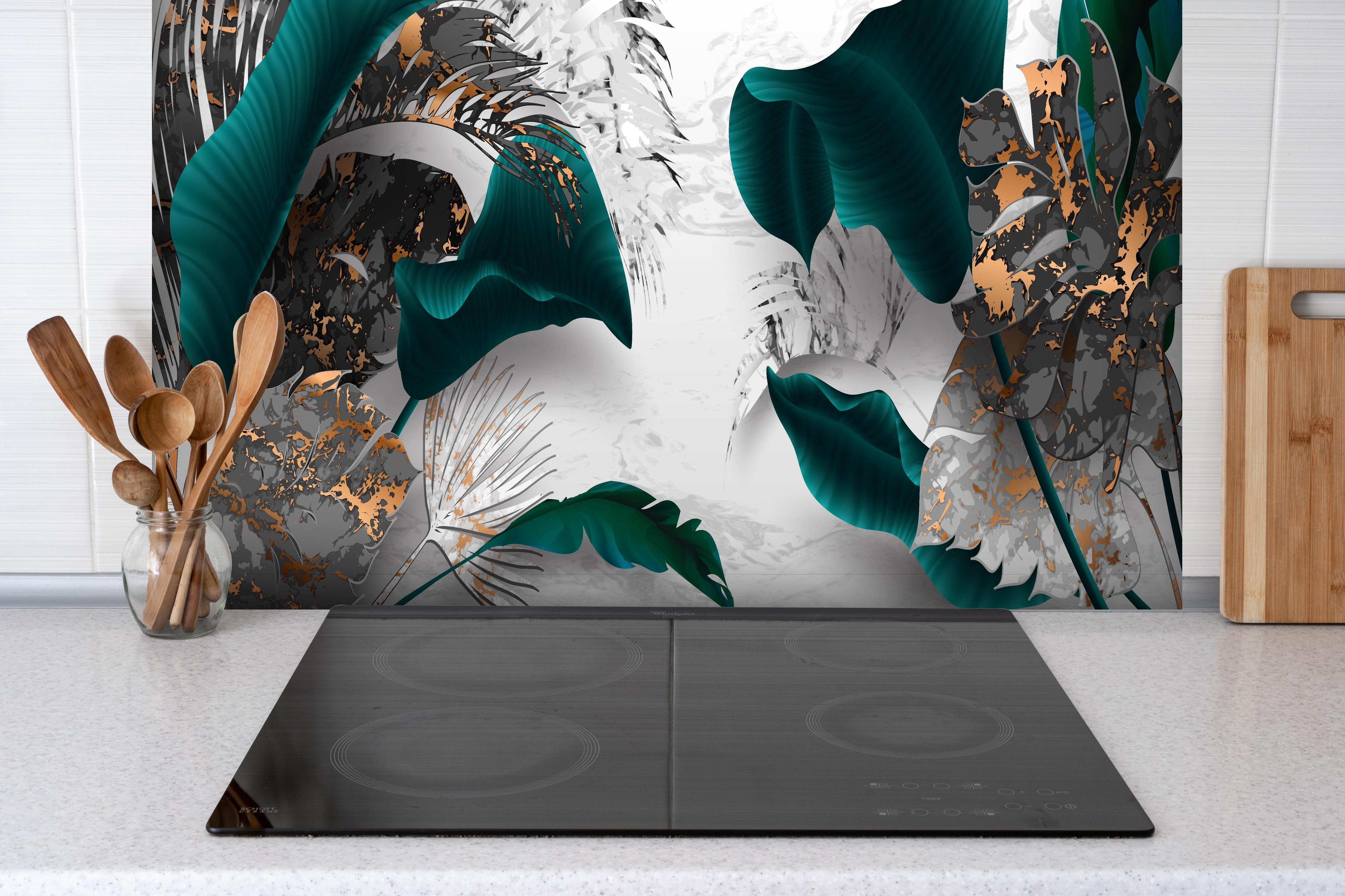 Spritzschutz - Türkis-Graue Blattkunst mit Goldakzenten hinter einem Cerankochfeld zwischen Holz-Kochutensilien