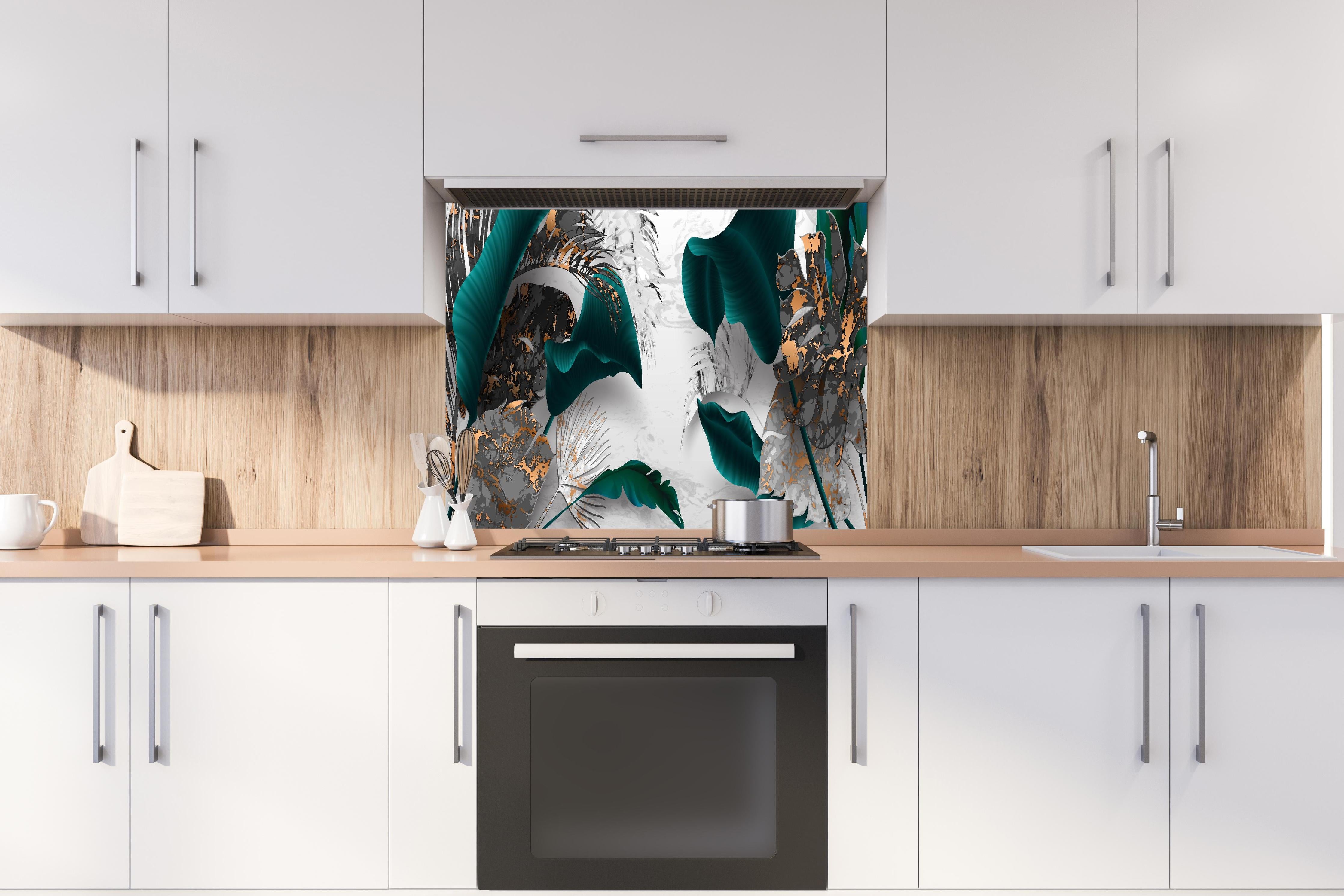 Spritzschutz - Türkis-Graue Blattkunst mit Goldakzenten hinter einem Cerankochfeld zwischen Holz-Kochutensilien
