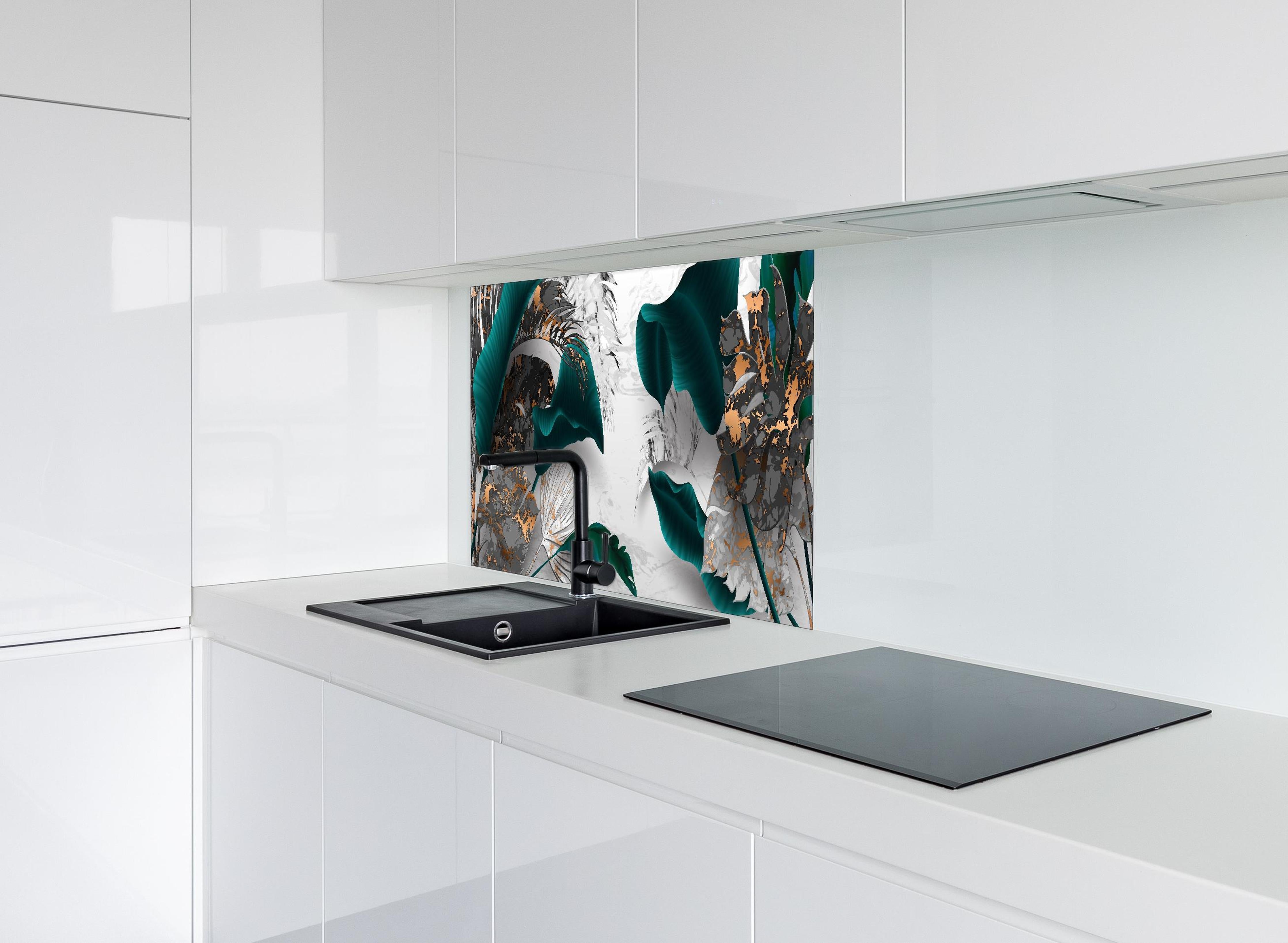 Spritzschutz - Türkis-Graue Blattkunst mit Goldakzenten hinter einem Cerankochfeld zwischen Holz-Kochutensilien