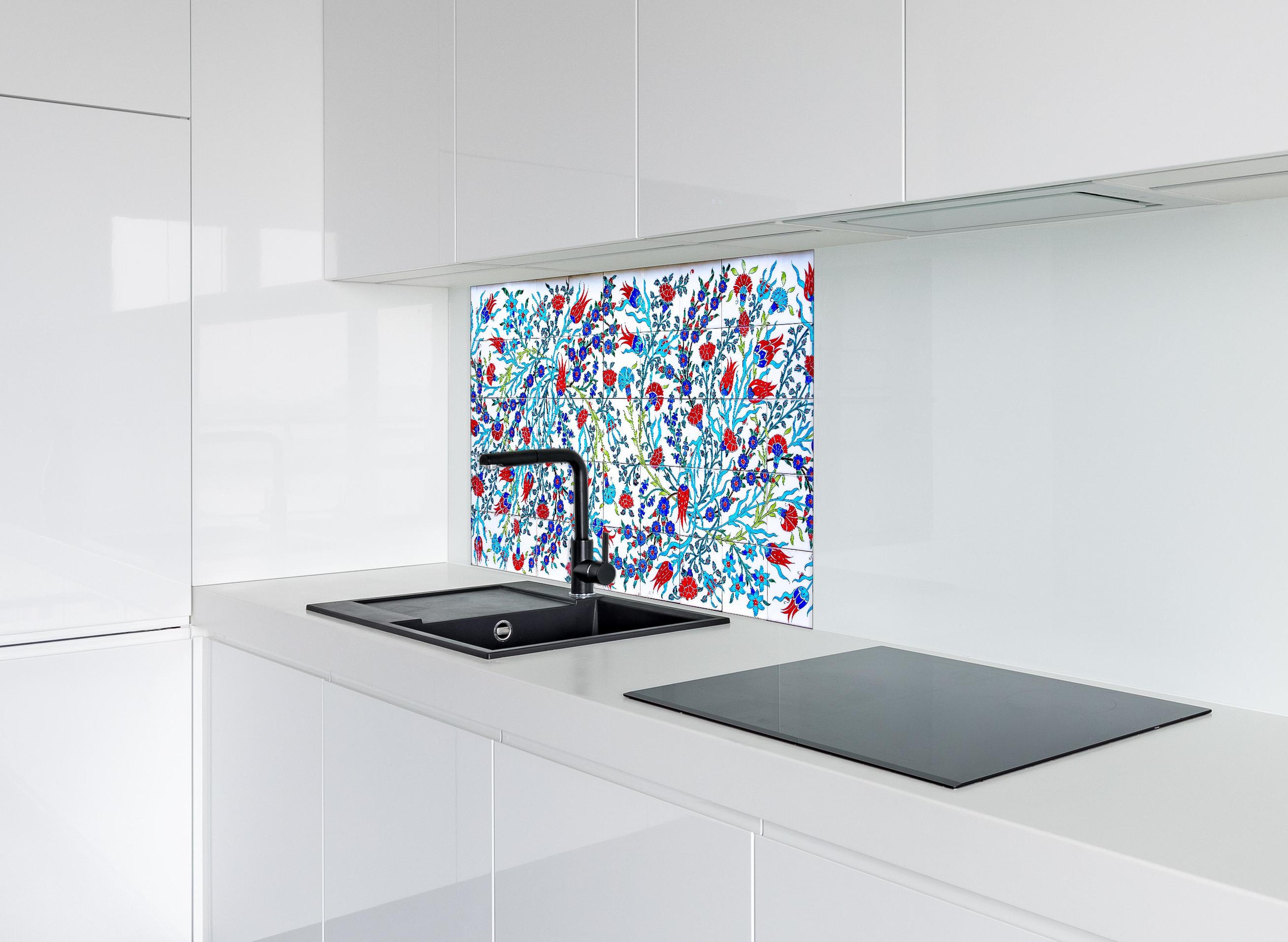Spritzschutz - Türkische Wandfliese mit floralem Muster hinter einem Cerankochfeld zwischen Holz-Kochutensilien