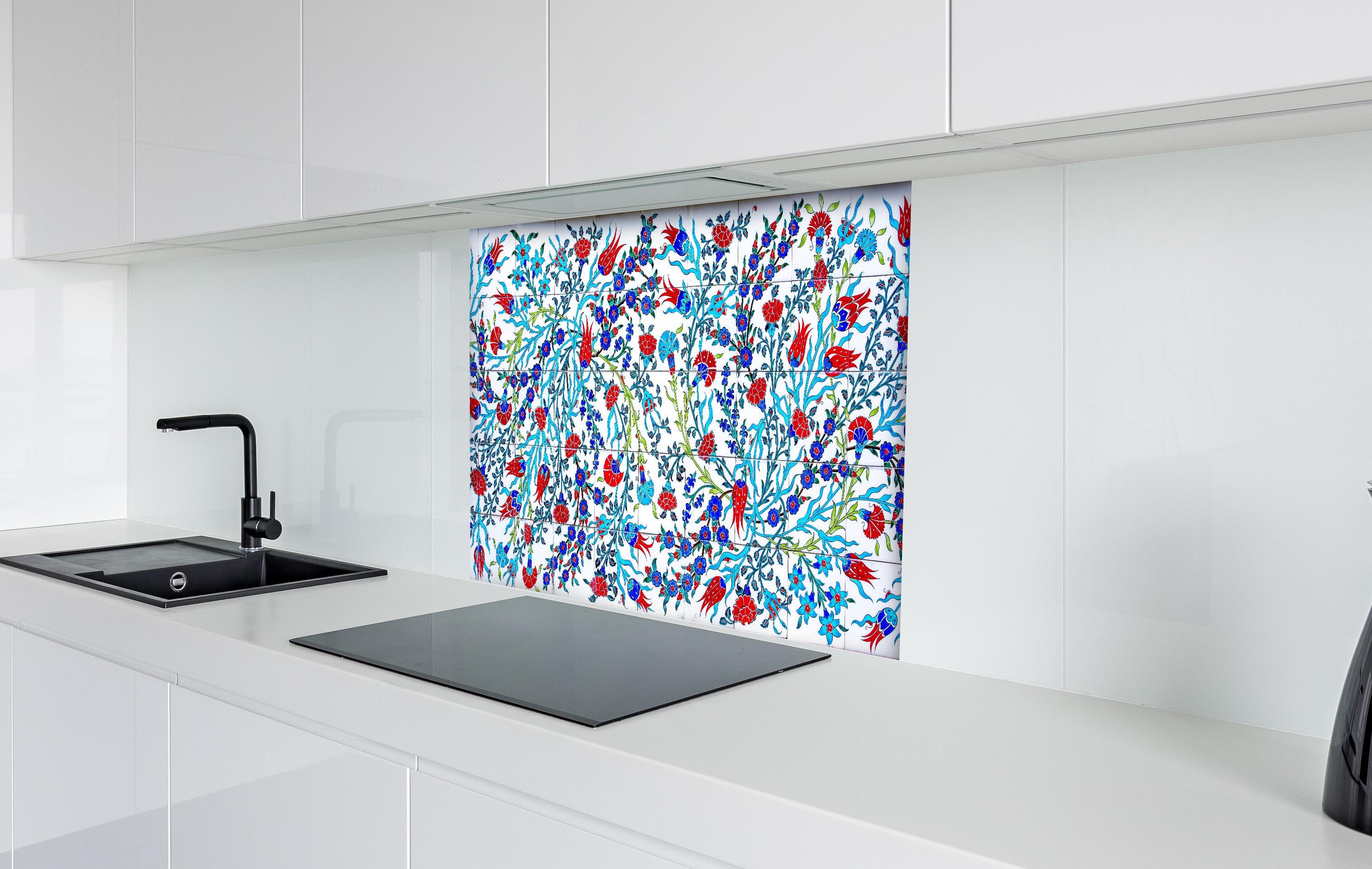 Spritzschutz - Türkische Wandfliese mit floralem Muster hinter einem Cerankochfeld zwischen Holz-Kochutensilien