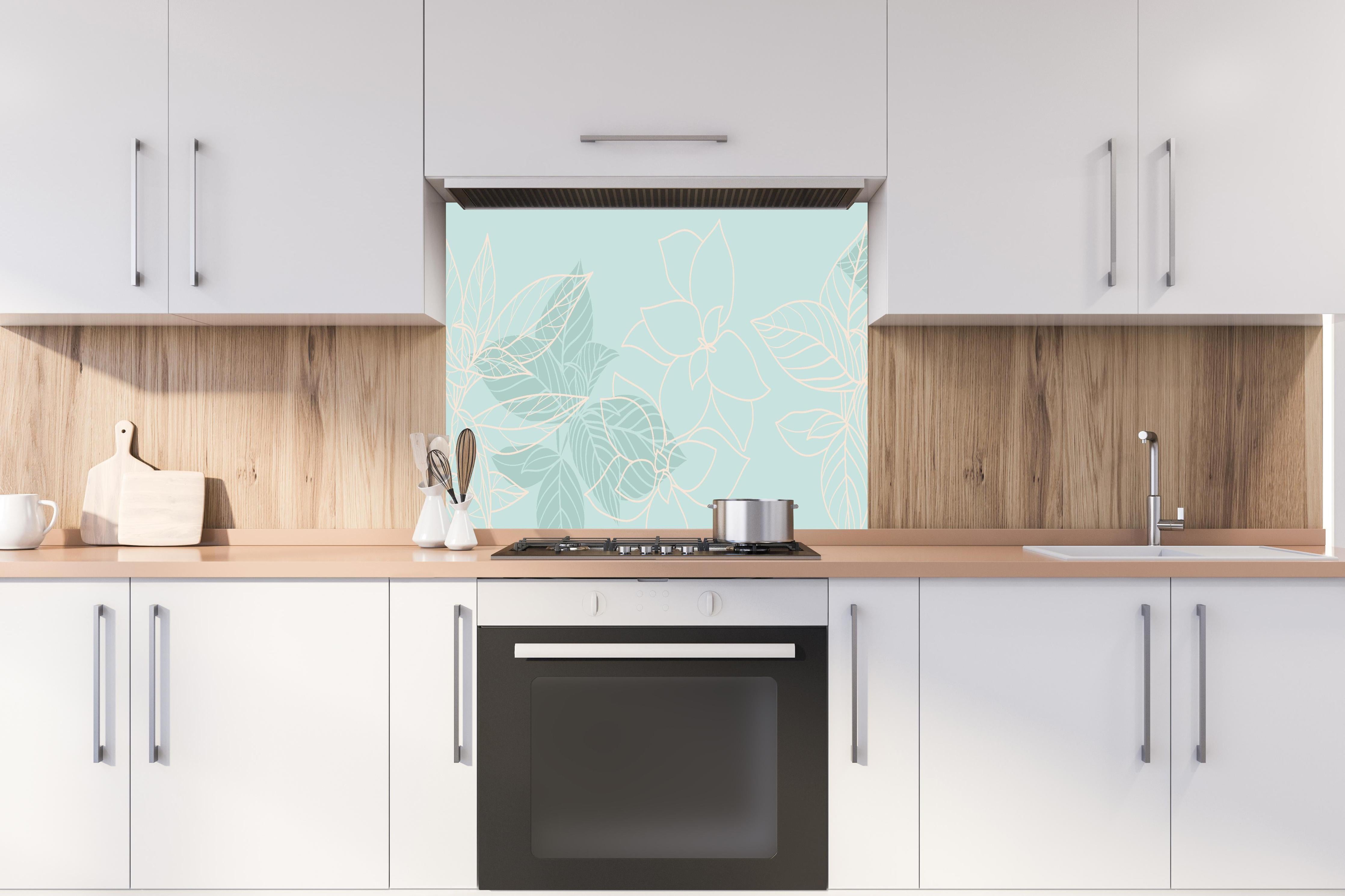 Spritzschutz - Türkise Pflanzen hinter einem Cerankochfeld zwischen Holz-Kochutensilien