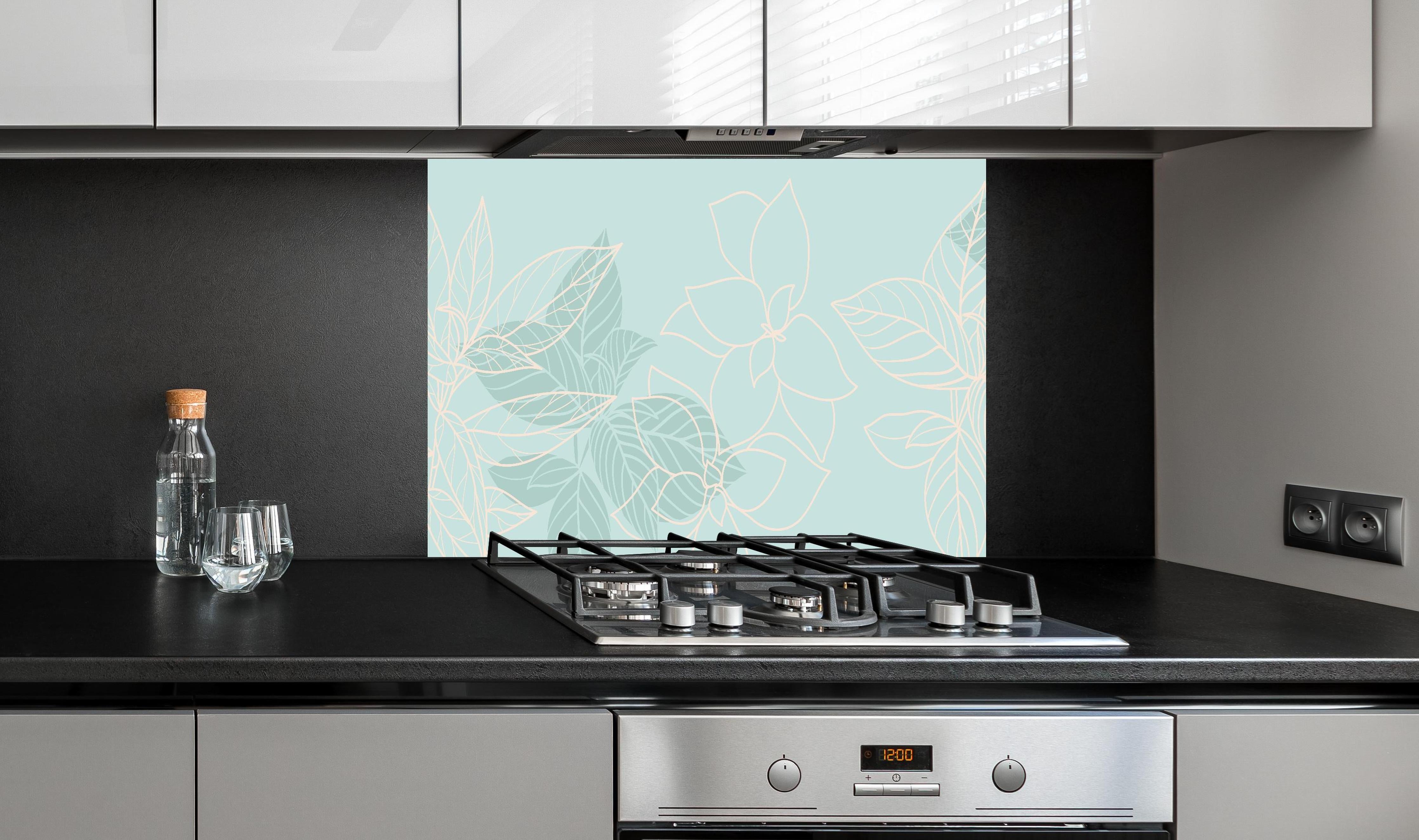 Spritzschutz - Türkise Pflanzen hinter einem Cerankochfeld zwischen Holz-Kochutensilien