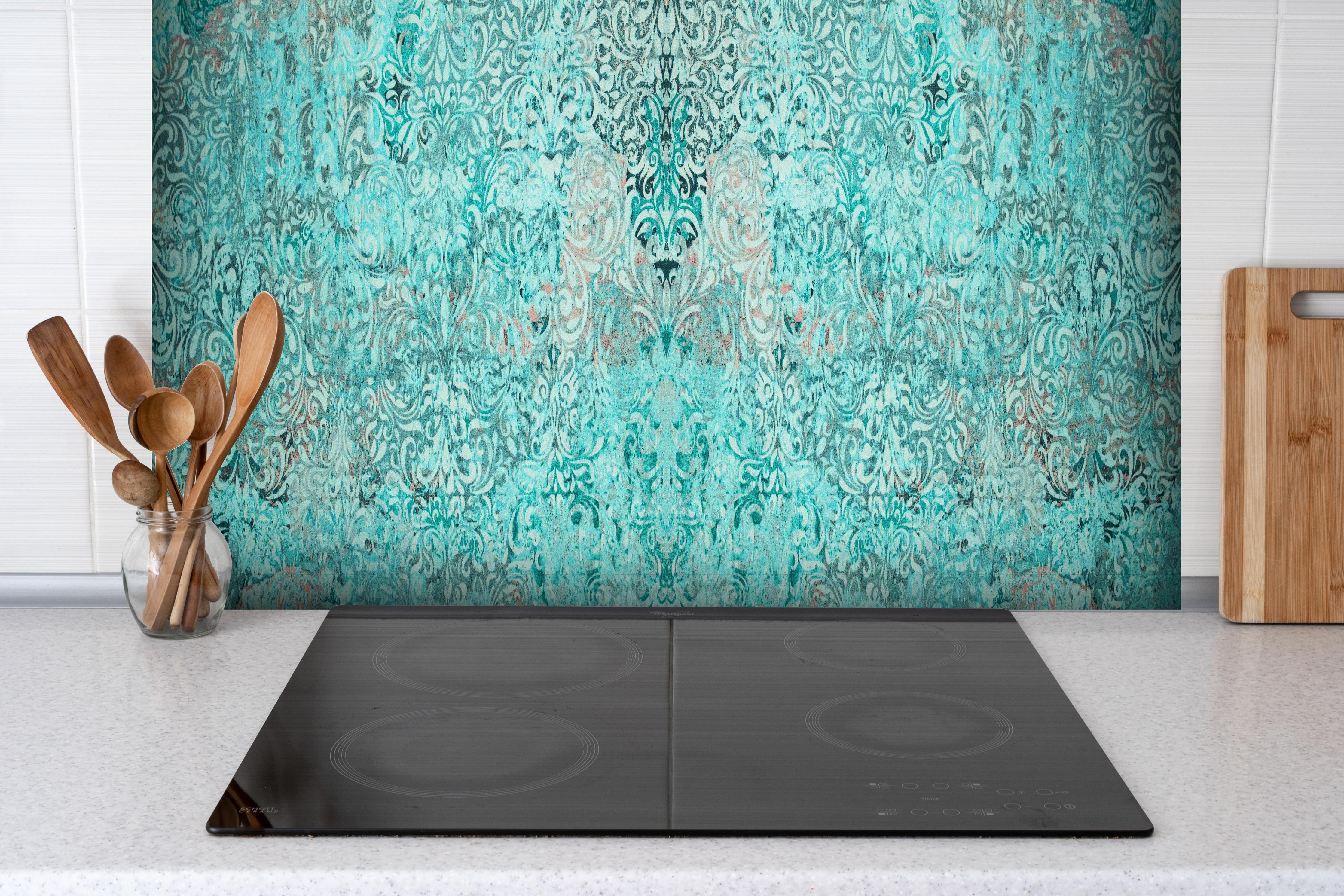 Spritzschutz - Türkise Vintage Tapete hinter einem Cerankochfeld zwischen Holz-Kochutensilien