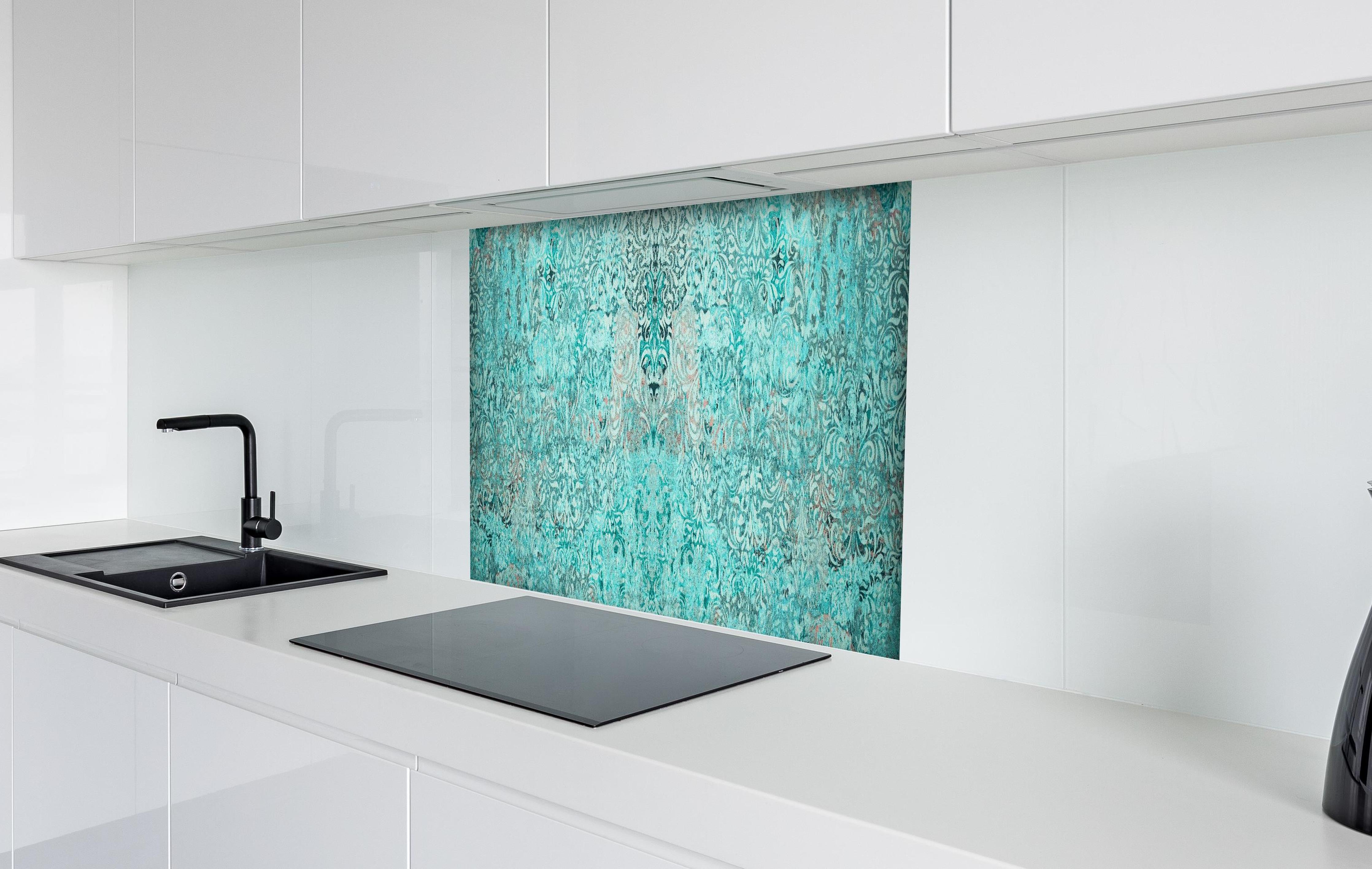 Spritzschutz - Türkise Vintage Tapete hinter einem Cerankochfeld zwischen Holz-Kochutensilien