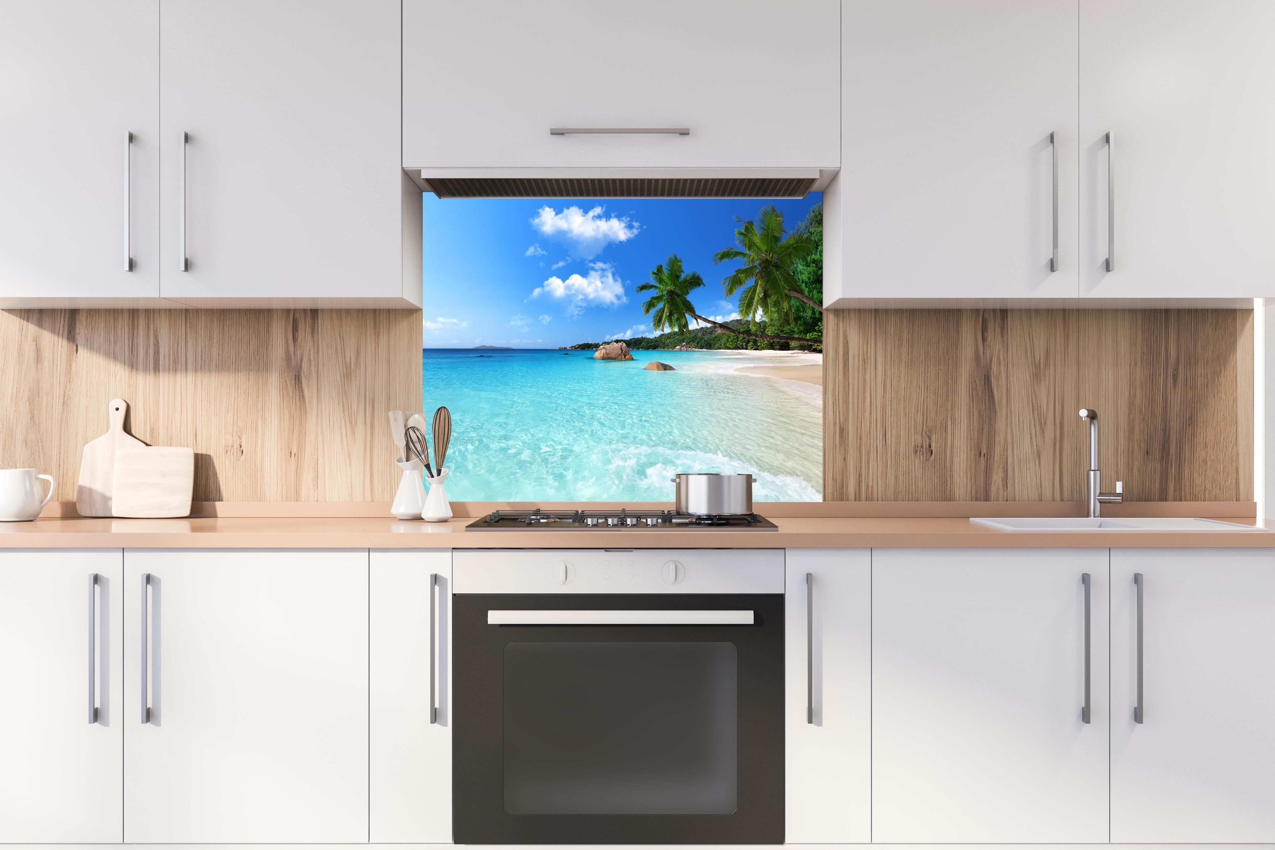 Spritzschutz - Türkises Meer und blauer Himmel Seychellen hinter einem Cerankochfeld zwischen Holz-Kochutensilien