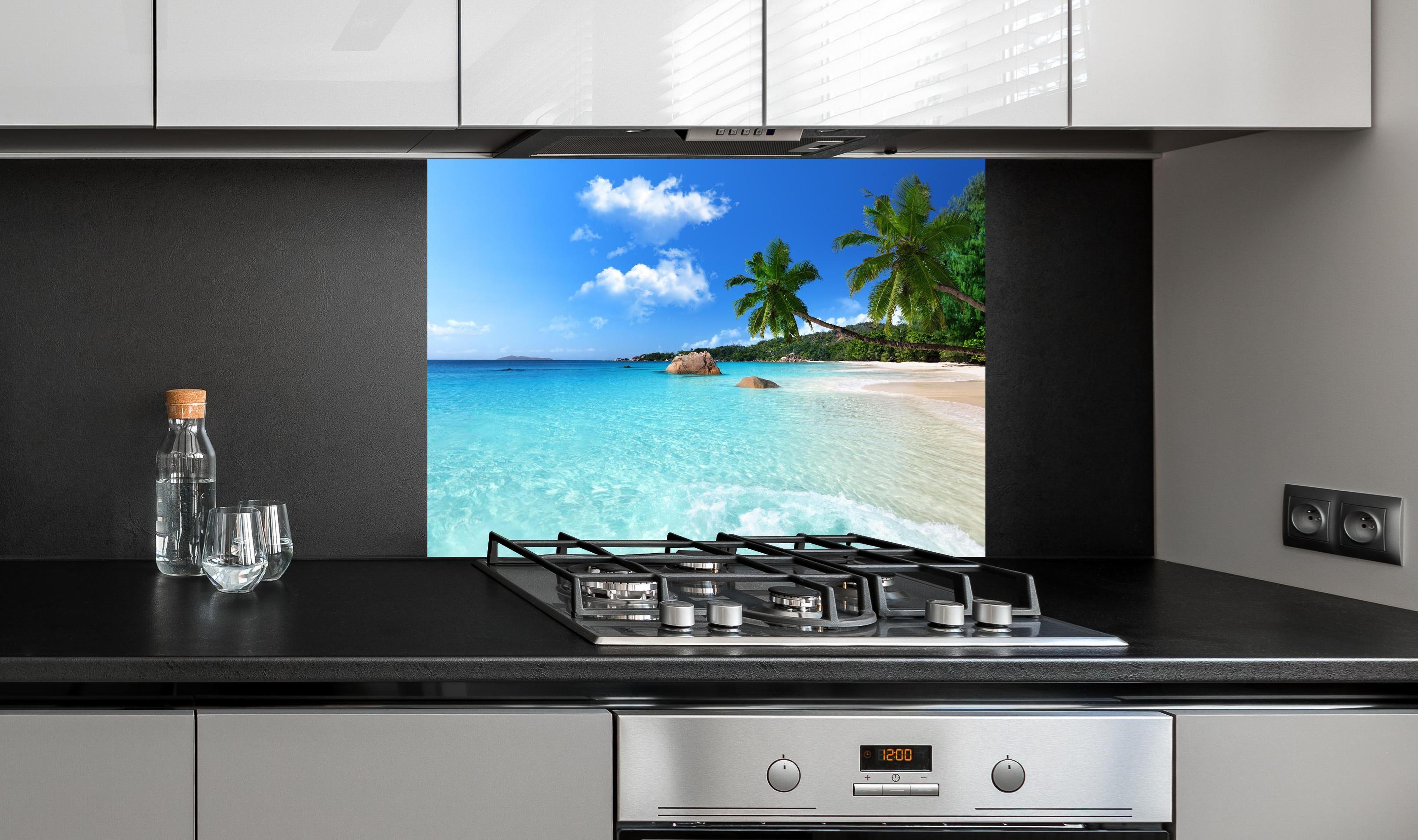 Spritzschutz - Türkises Meer und blauer Himmel Seychellen hinter einem Cerankochfeld zwischen Holz-Kochutensilien