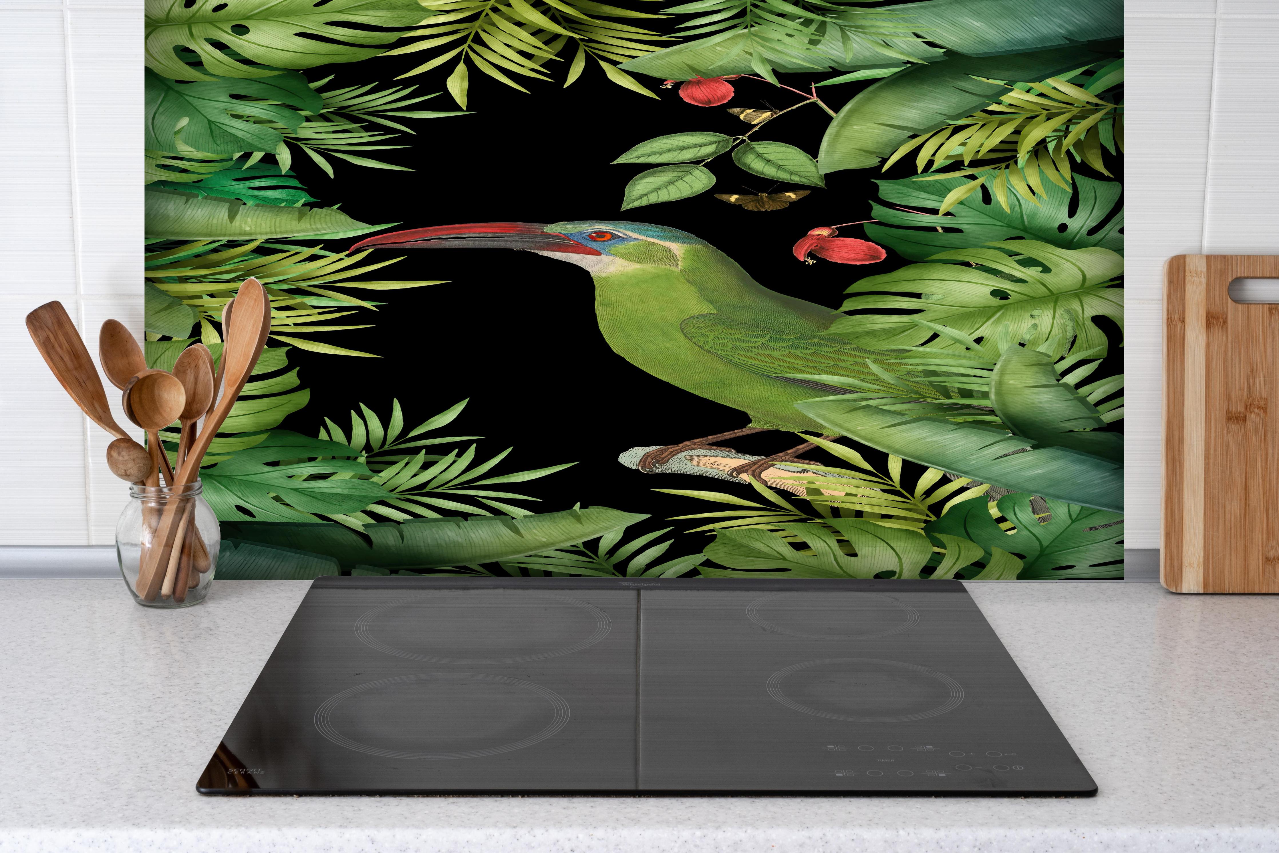 Spritzschutz - Tukan Malerei - Tropische Blätter hinter einem Cerankochfeld zwischen Holz-Kochutensilien