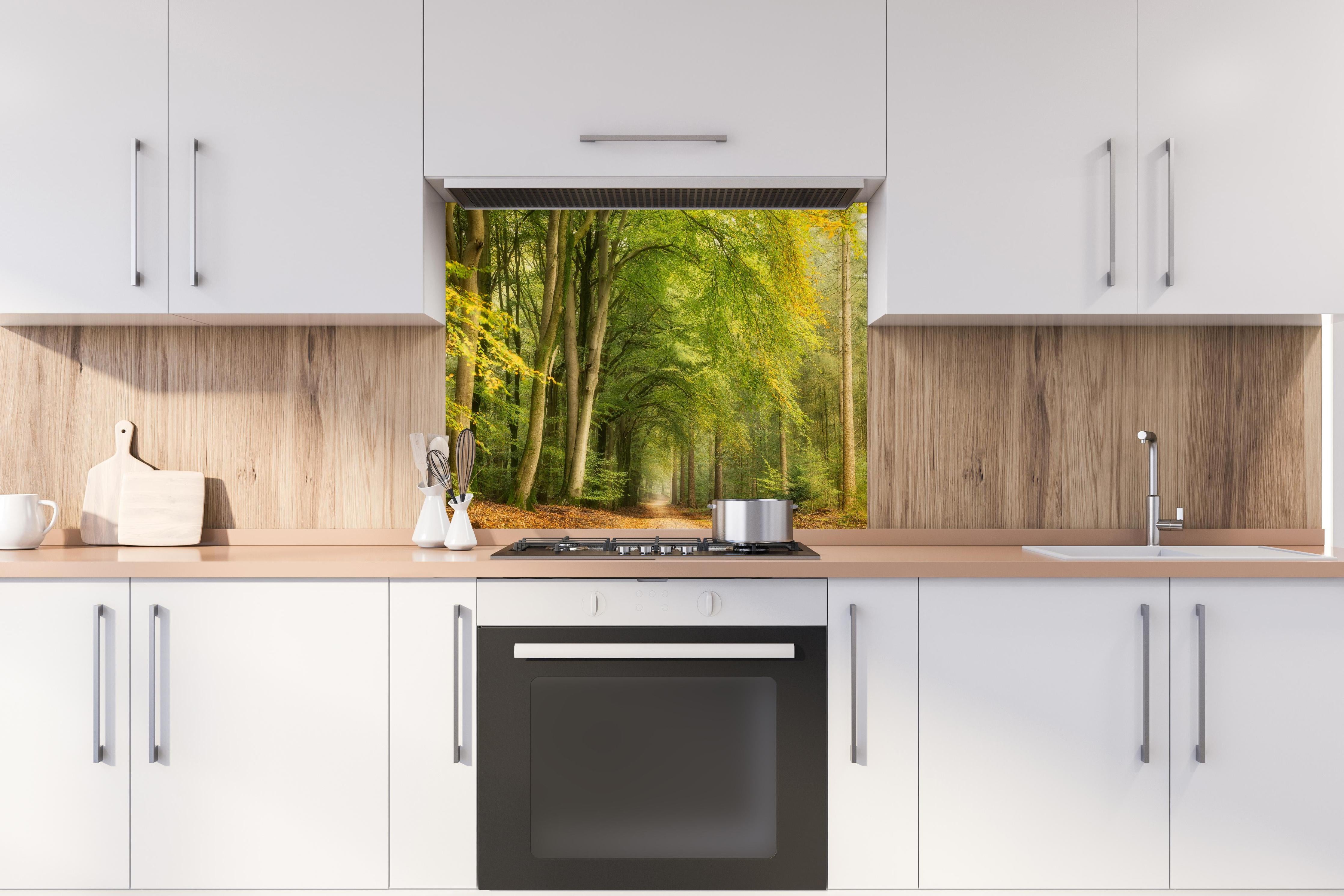 Spritzschutz - Tunnel Vision hinter einem Cerankochfeld zwischen Holz-Kochutensilien