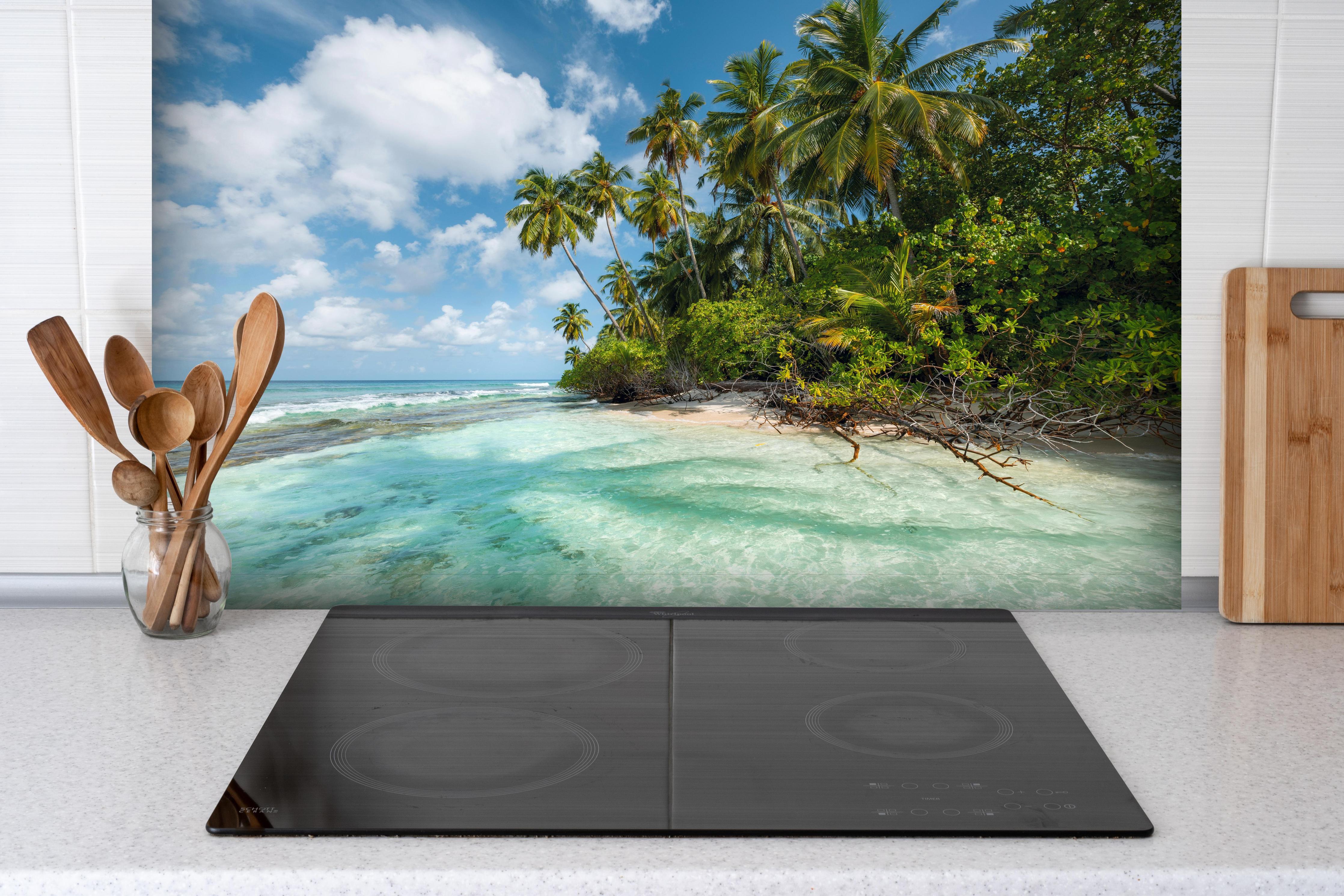 Spritzschutz - Turquoise Bay hinter einem Cerankochfeld zwischen Holz-Kochutensilien