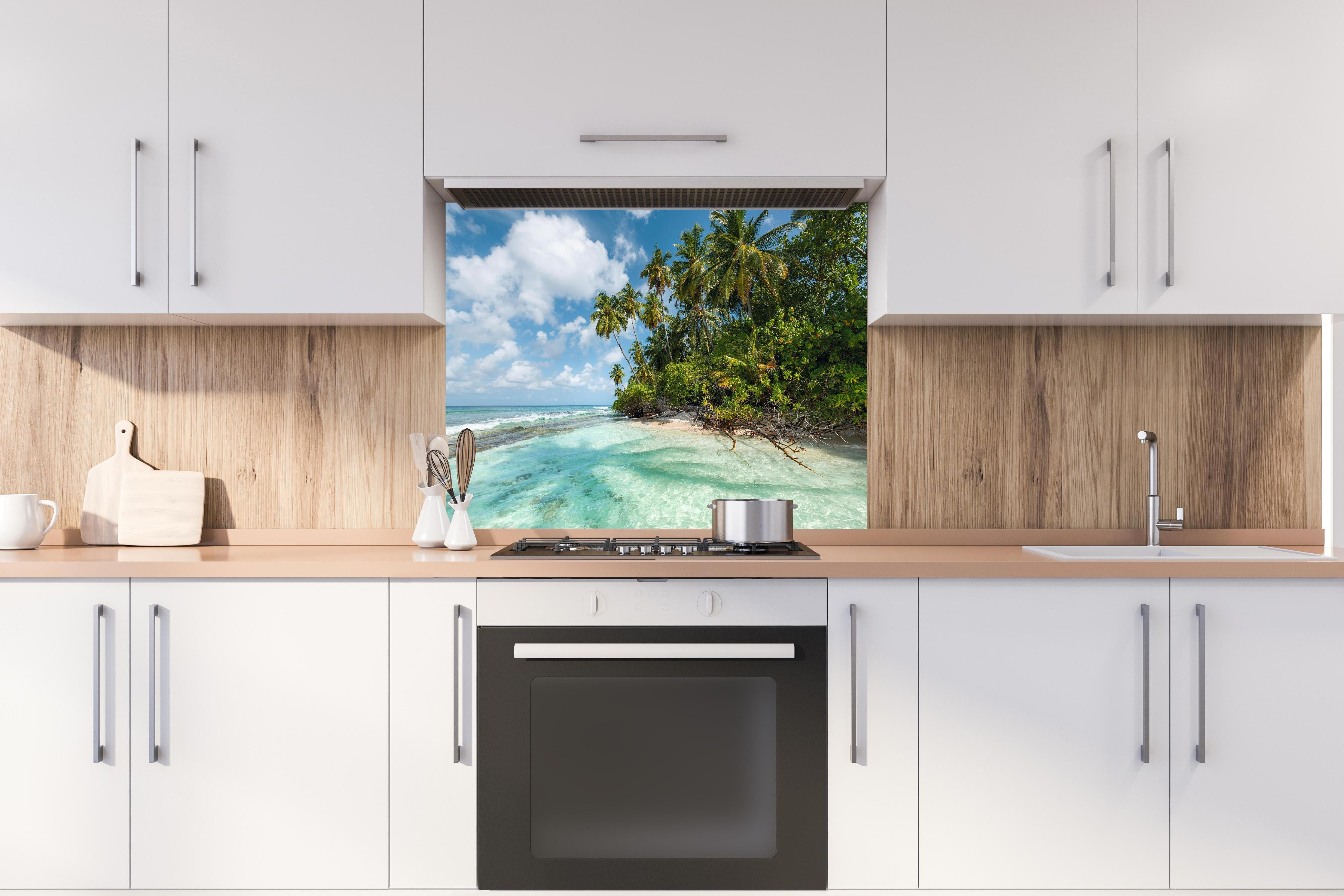 Spritzschutz - Turquoise Bay hinter einem Cerankochfeld zwischen Holz-Kochutensilien