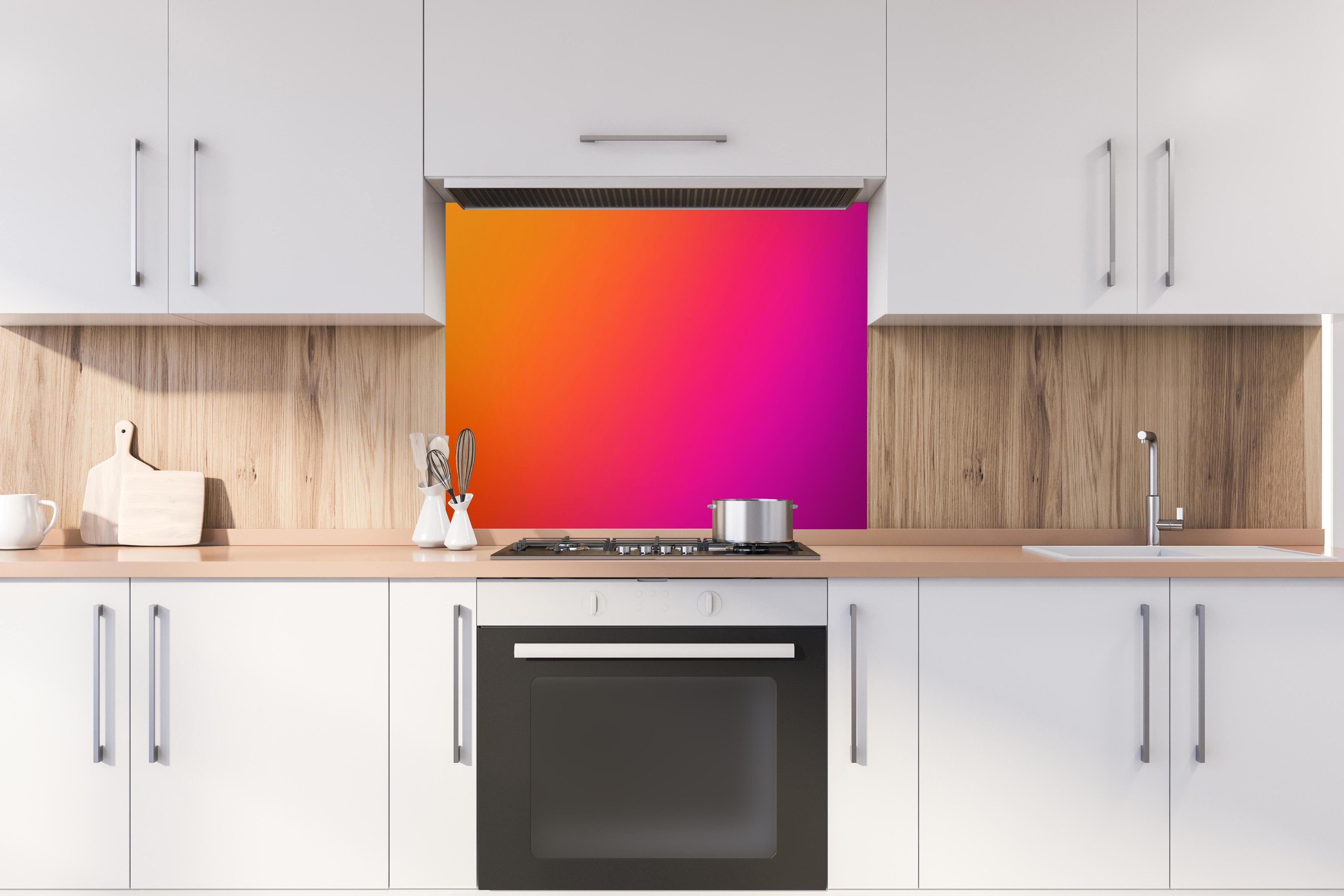 Spritzschutz - Übergang von orange zu lila hinter einem Cerankochfeld zwischen Holz-Kochutensilien