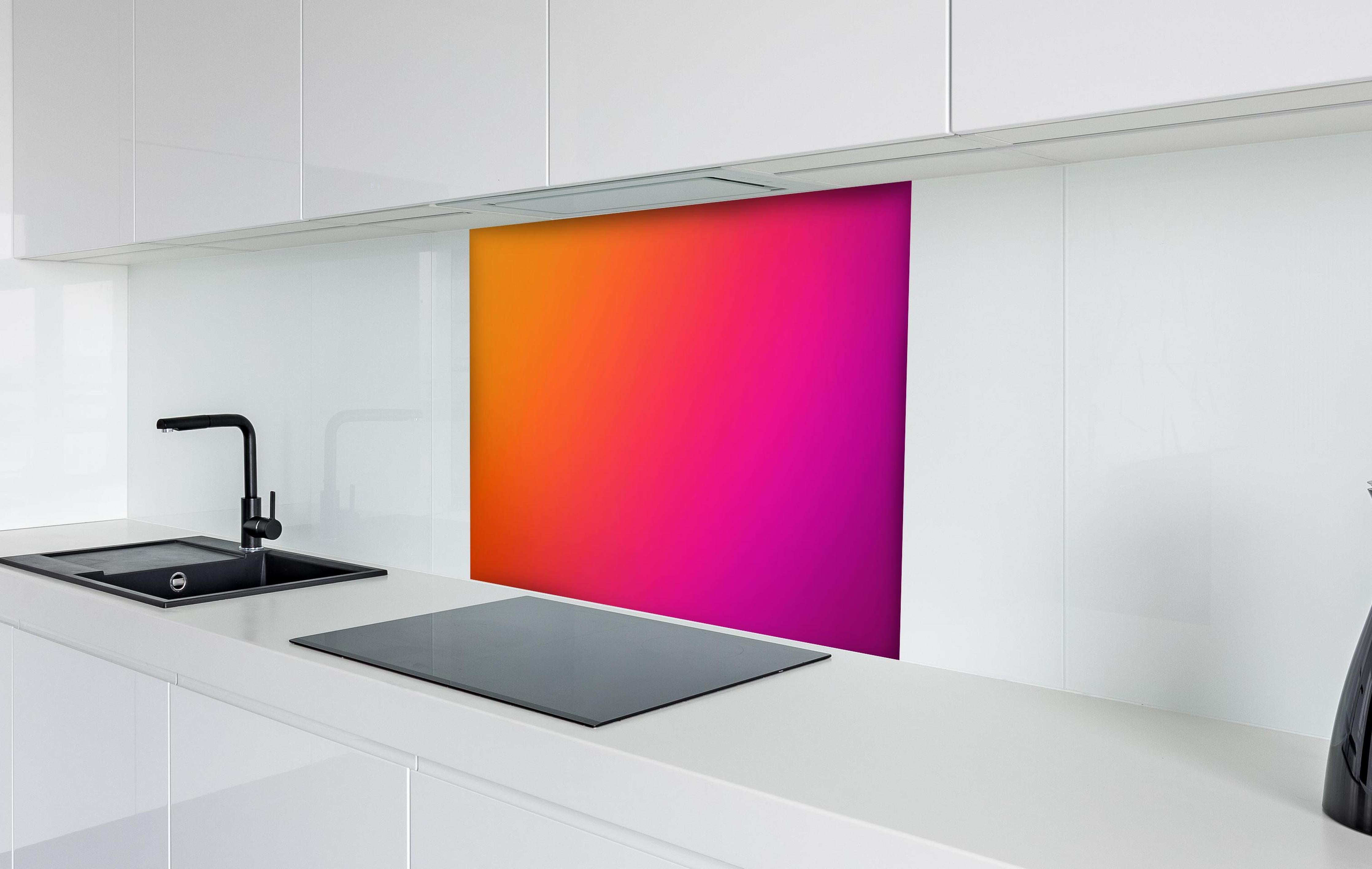 Spritzschutz - Übergang von orange zu lila hinter einem Cerankochfeld zwischen Holz-Kochutensilien