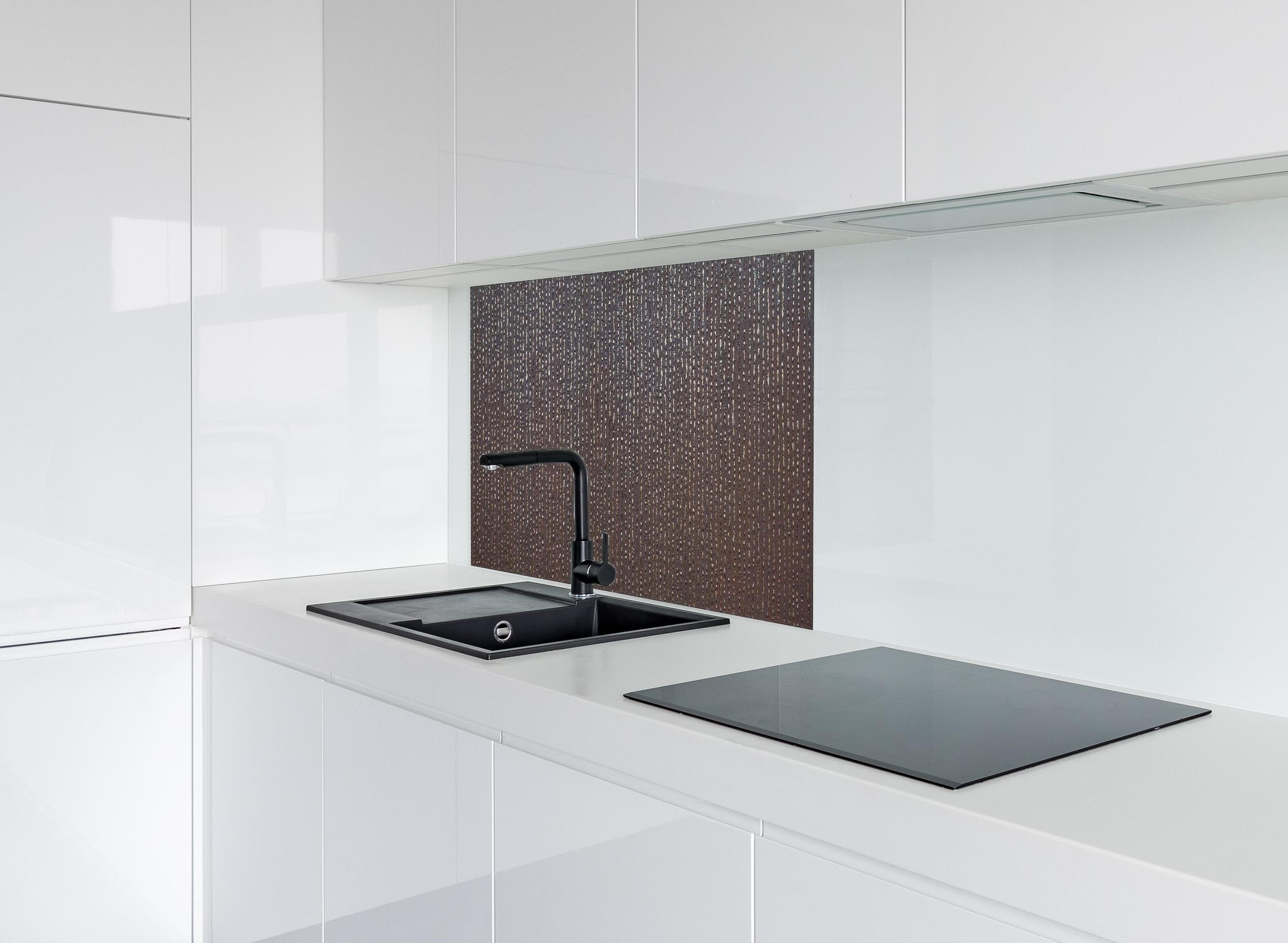 Spritzschutz - Ungewöhnliche Tropfenstruktur hinter einem Cerankochfeld zwischen Holz-Kochutensilien