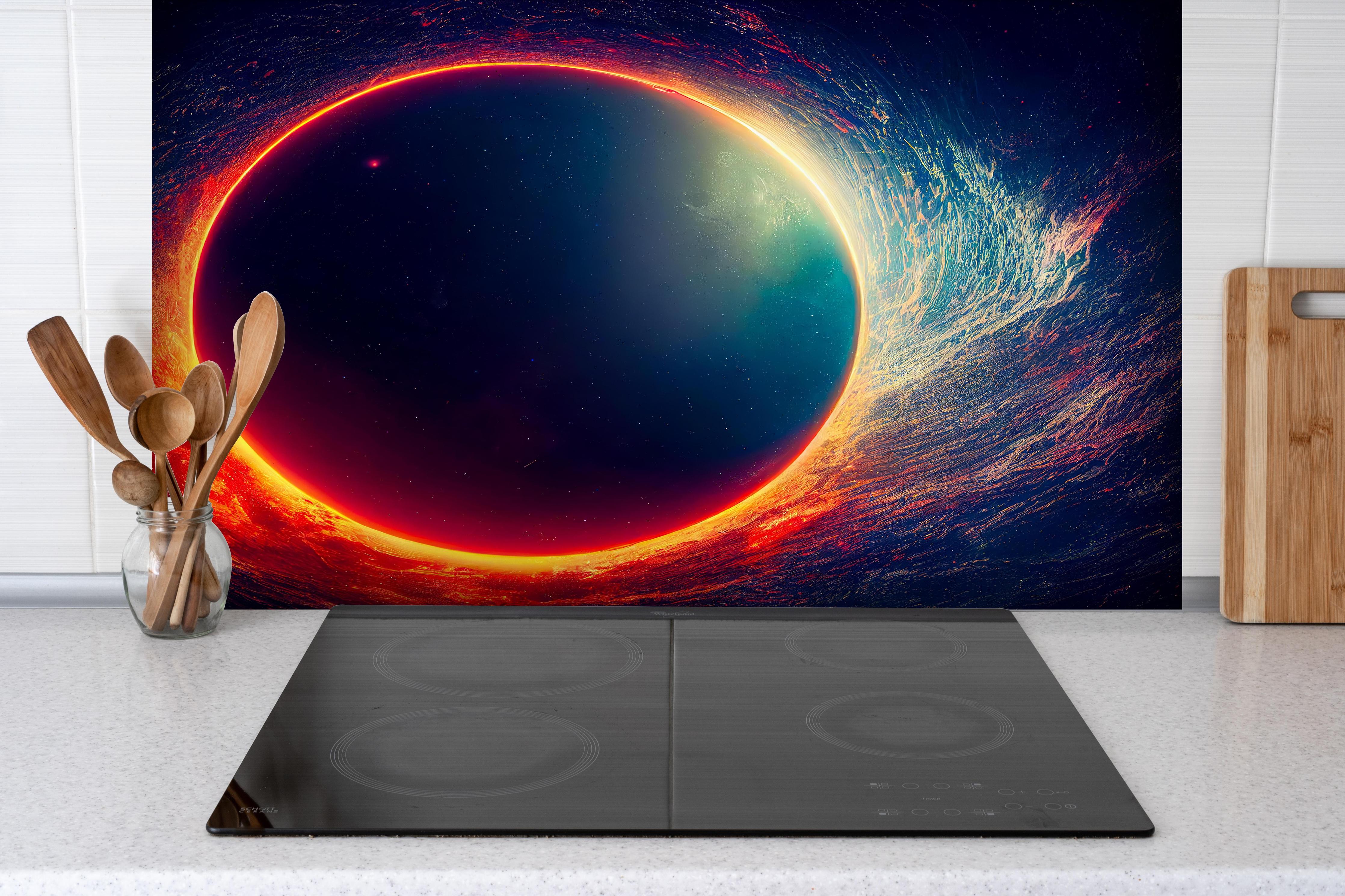 Spritzschutz - Universumsszene mit Planeten hinter einem Cerankochfeld zwischen Holz-Kochutensilien