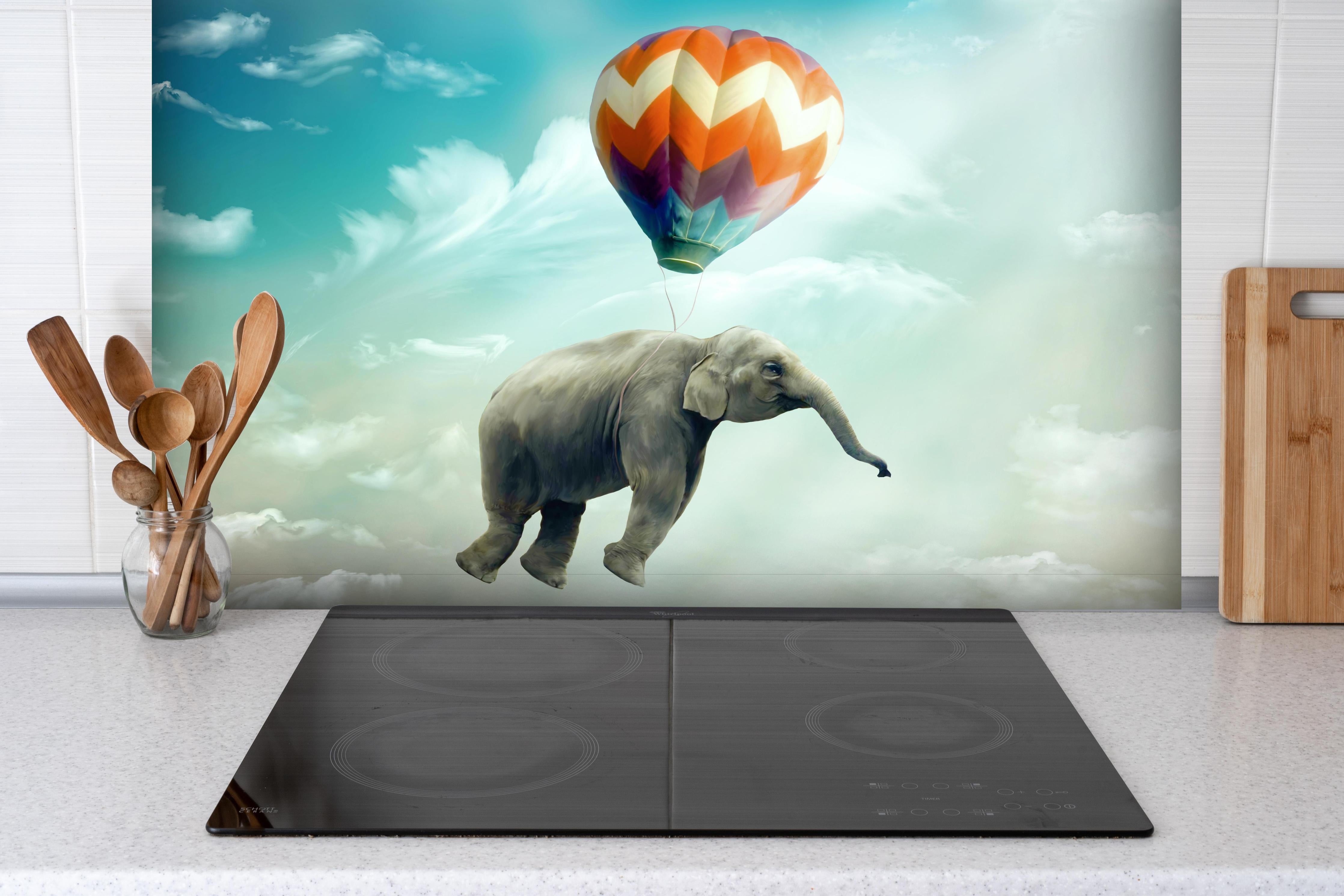 Spritzschutz - Unrealistische Darstellung hinter einem Cerankochfeld zwischen Holz-Kochutensilien