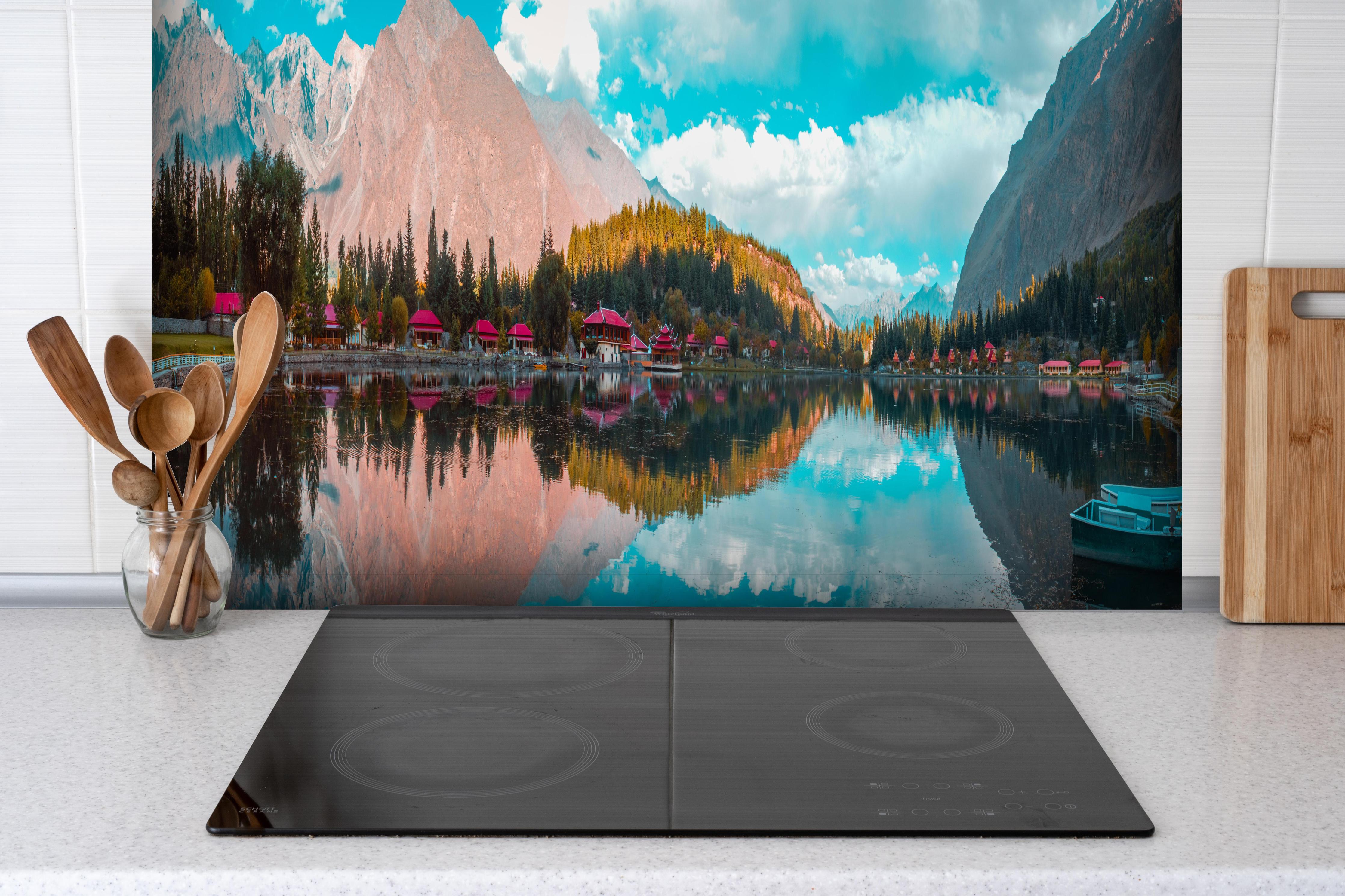 Spritzschutz - Unterer Kachura-See hinter einem Cerankochfeld zwischen Holz-Kochutensilien