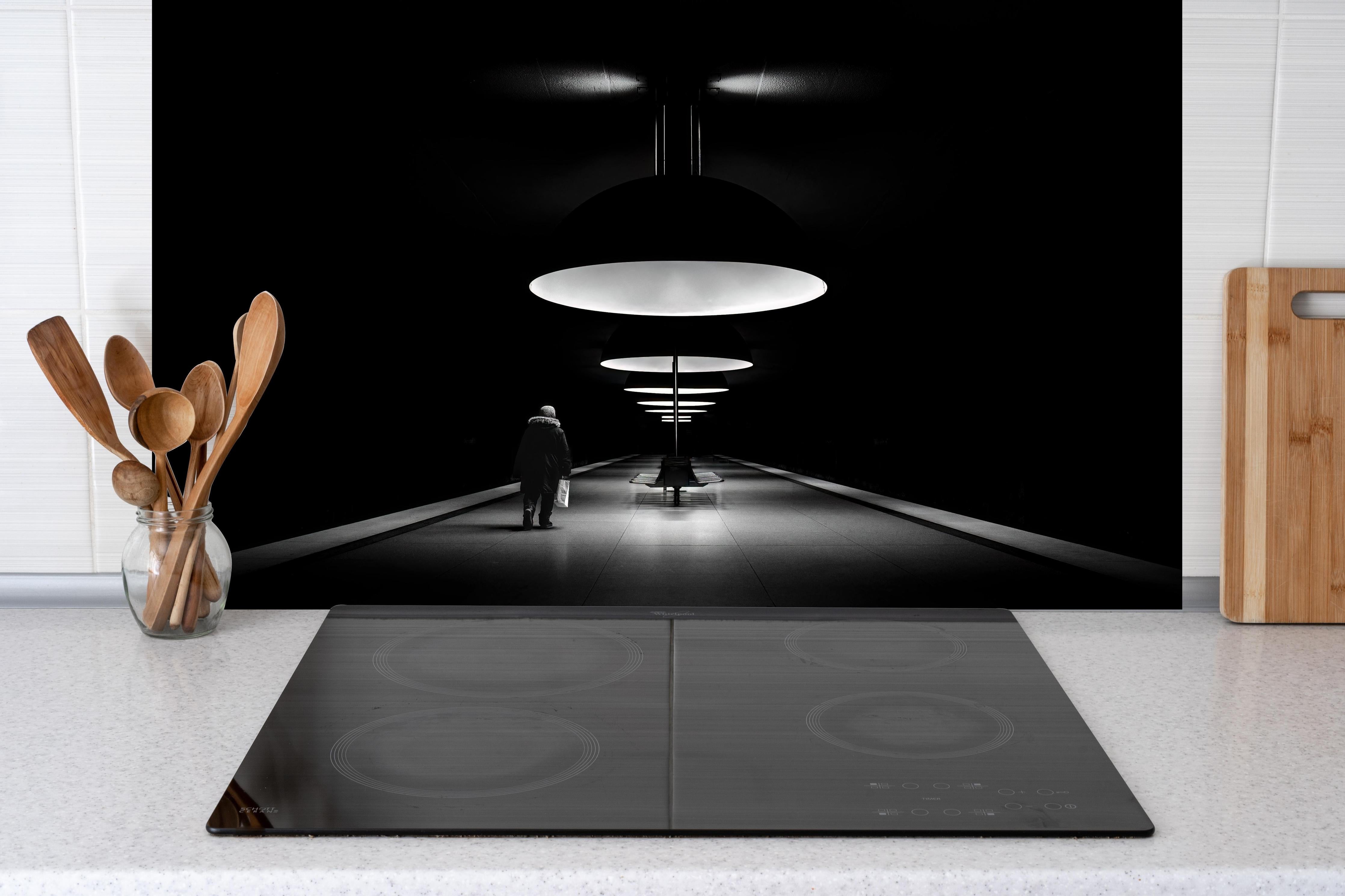 Spritzschutz - Untergrund - München, Deutschland hinter einem Cerankochfeld zwischen Holz-Kochutensilien