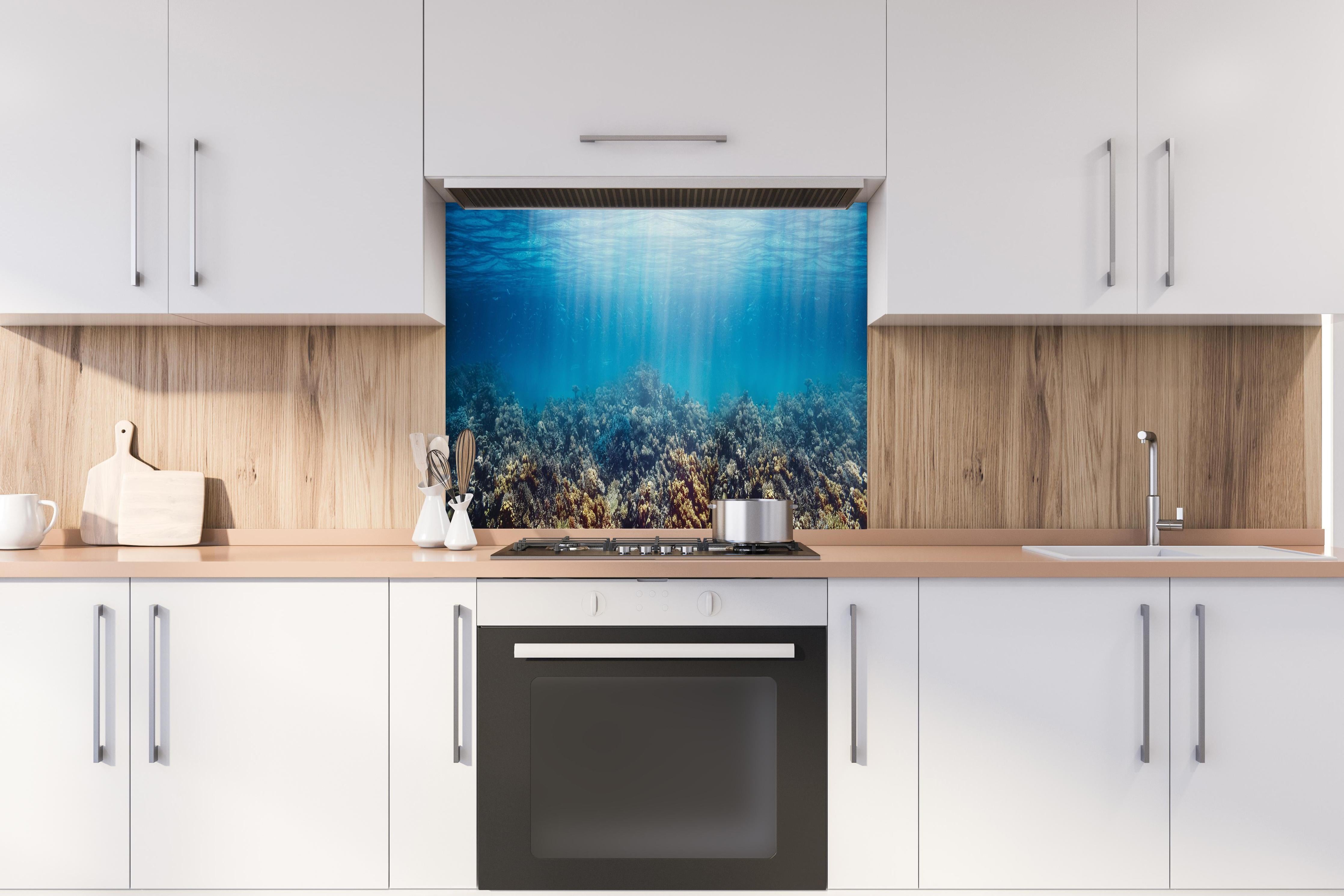 Spritzschutz - Unterwasser-Korallenriff im Roten Meer hinter einem Cerankochfeld zwischen Holz-Kochutensilien