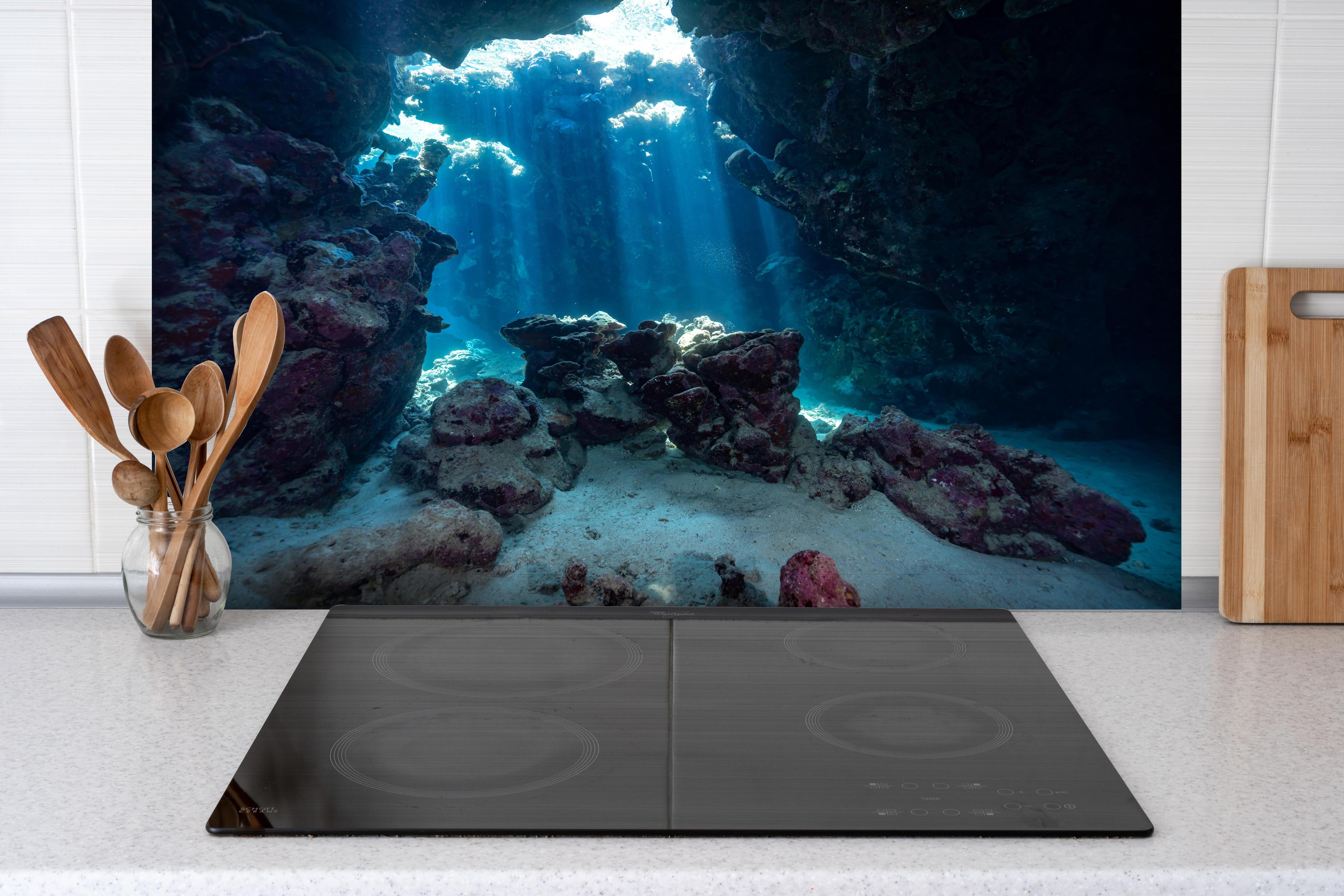 Spritzschutz - Unterwasseransicht eines Riffs hinter einem Cerankochfeld zwischen Holz-Kochutensilien