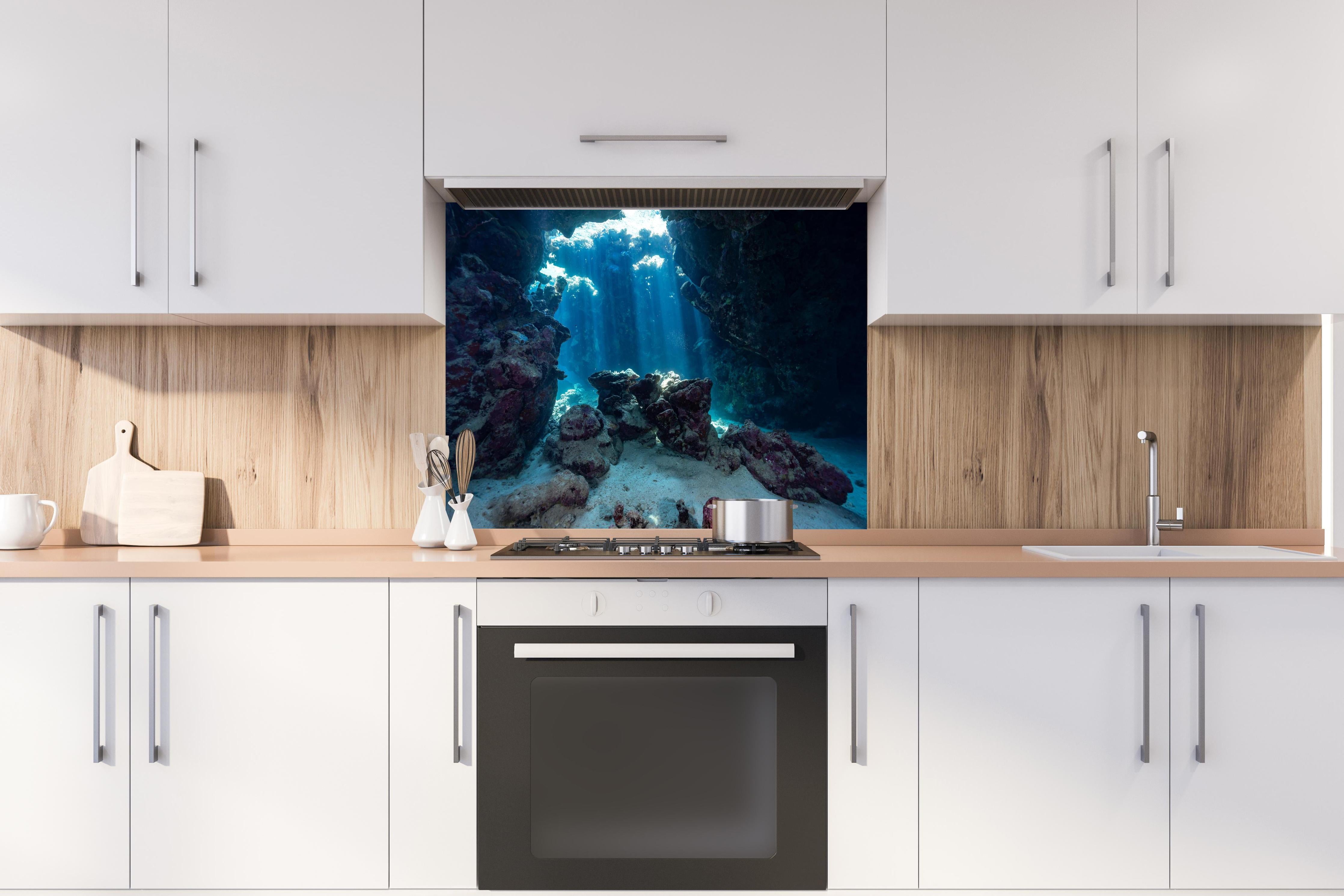 Spritzschutz - Unterwasseransicht eines Riffs hinter einem Cerankochfeld zwischen Holz-Kochutensilien