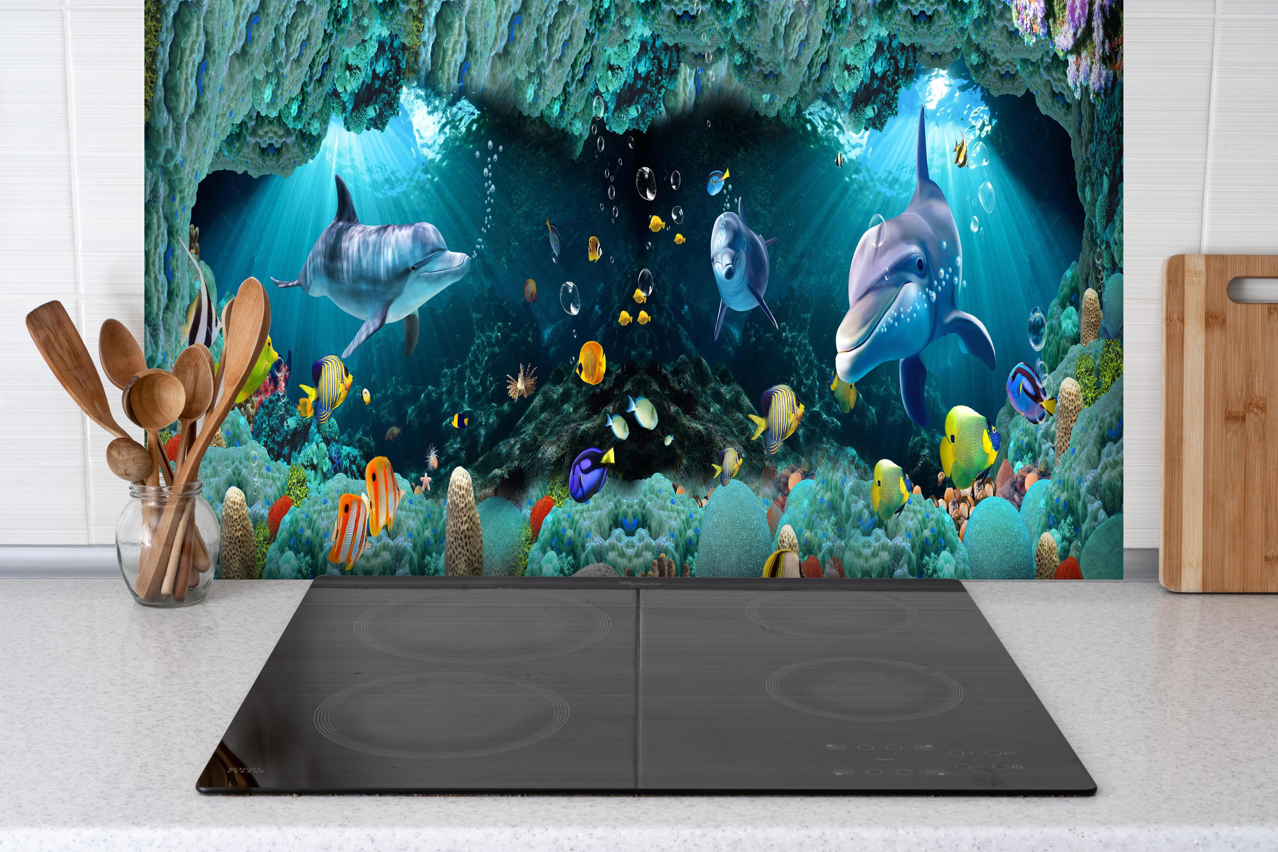 Spritzschutz - Unterwasserwelt - Grafik hinter einem Cerankochfeld zwischen Holz-Kochutensilien