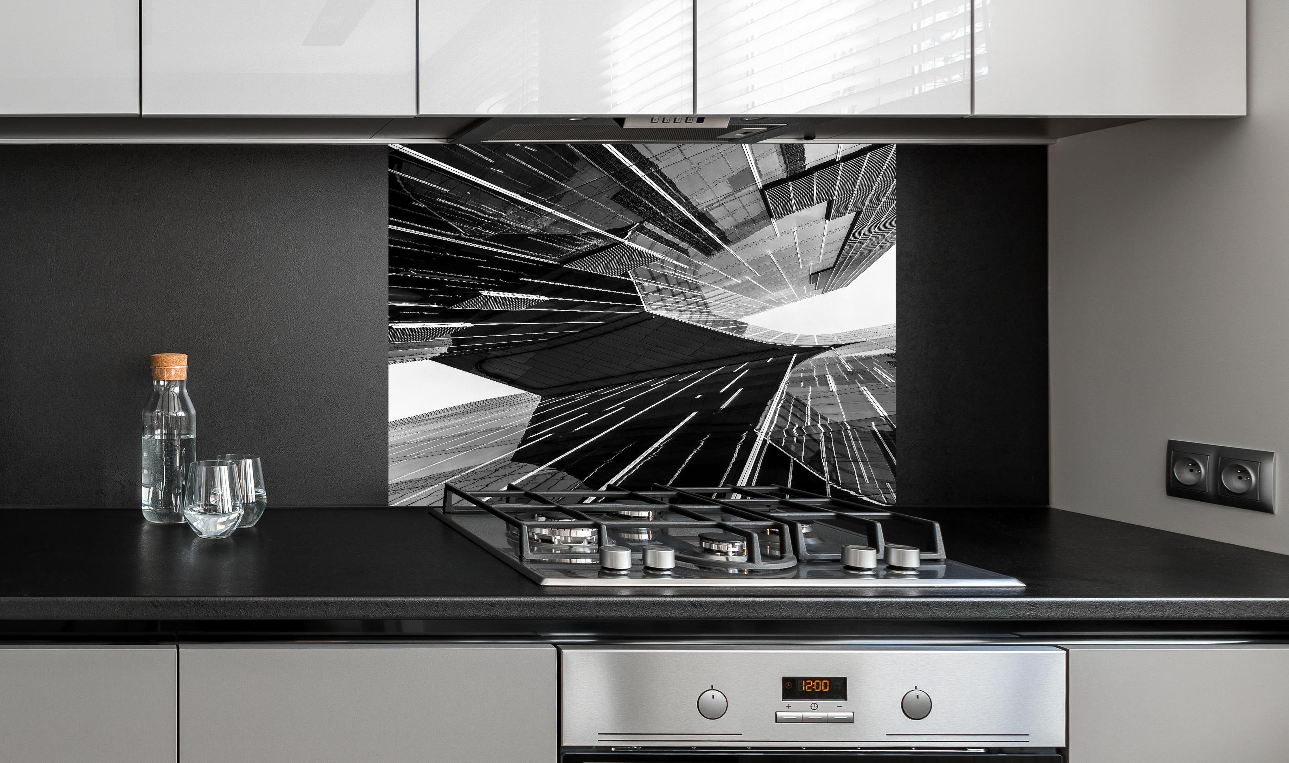 Spritzschutz - Urbaner Schwarz-Weiß Perspektivenblick hinter einem Cerankochfeld zwischen Holz-Kochutensilien