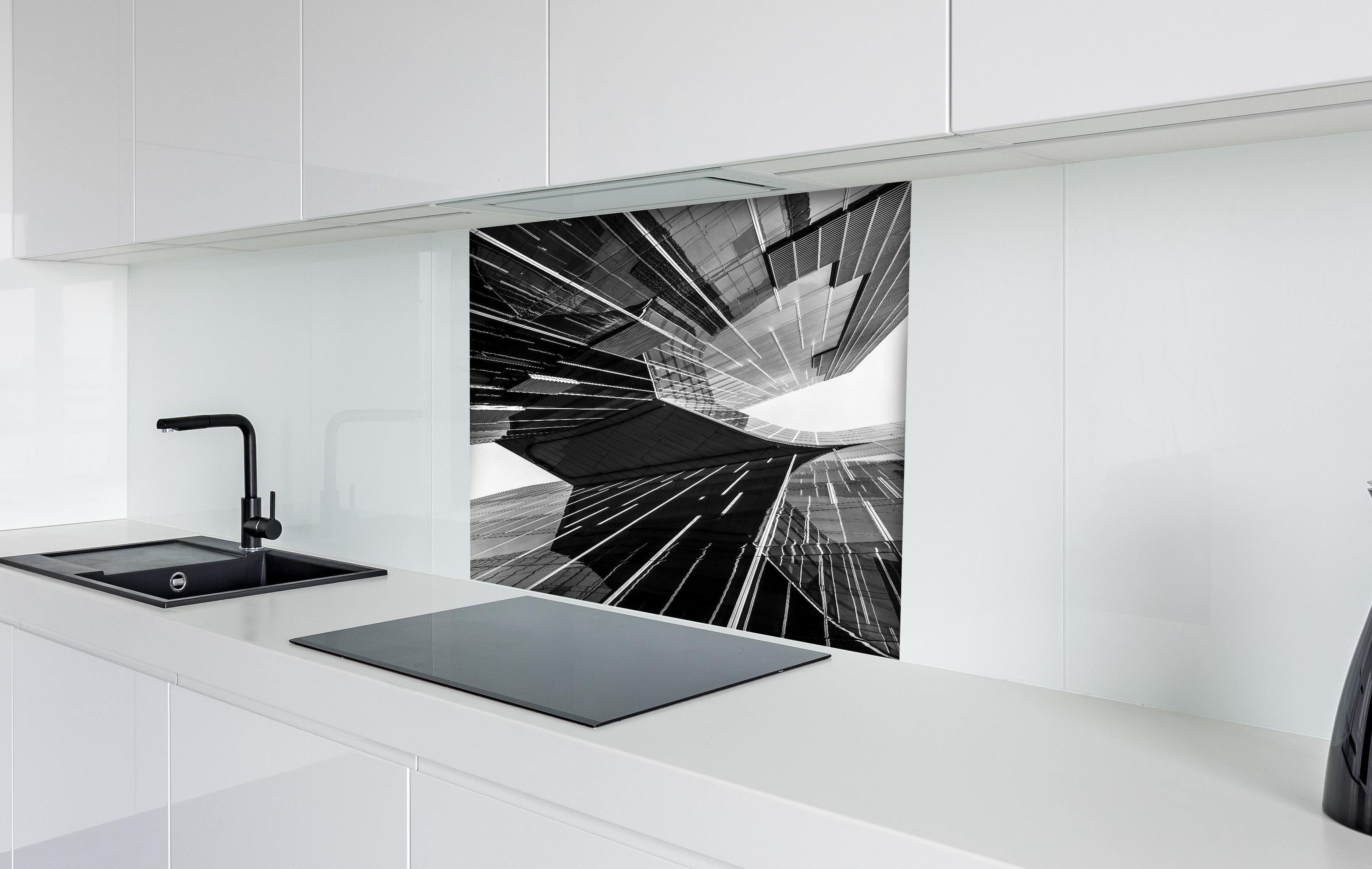Spritzschutz - Urbaner Schwarz-Weiß Perspektivenblick hinter einem Cerankochfeld zwischen Holz-Kochutensilien