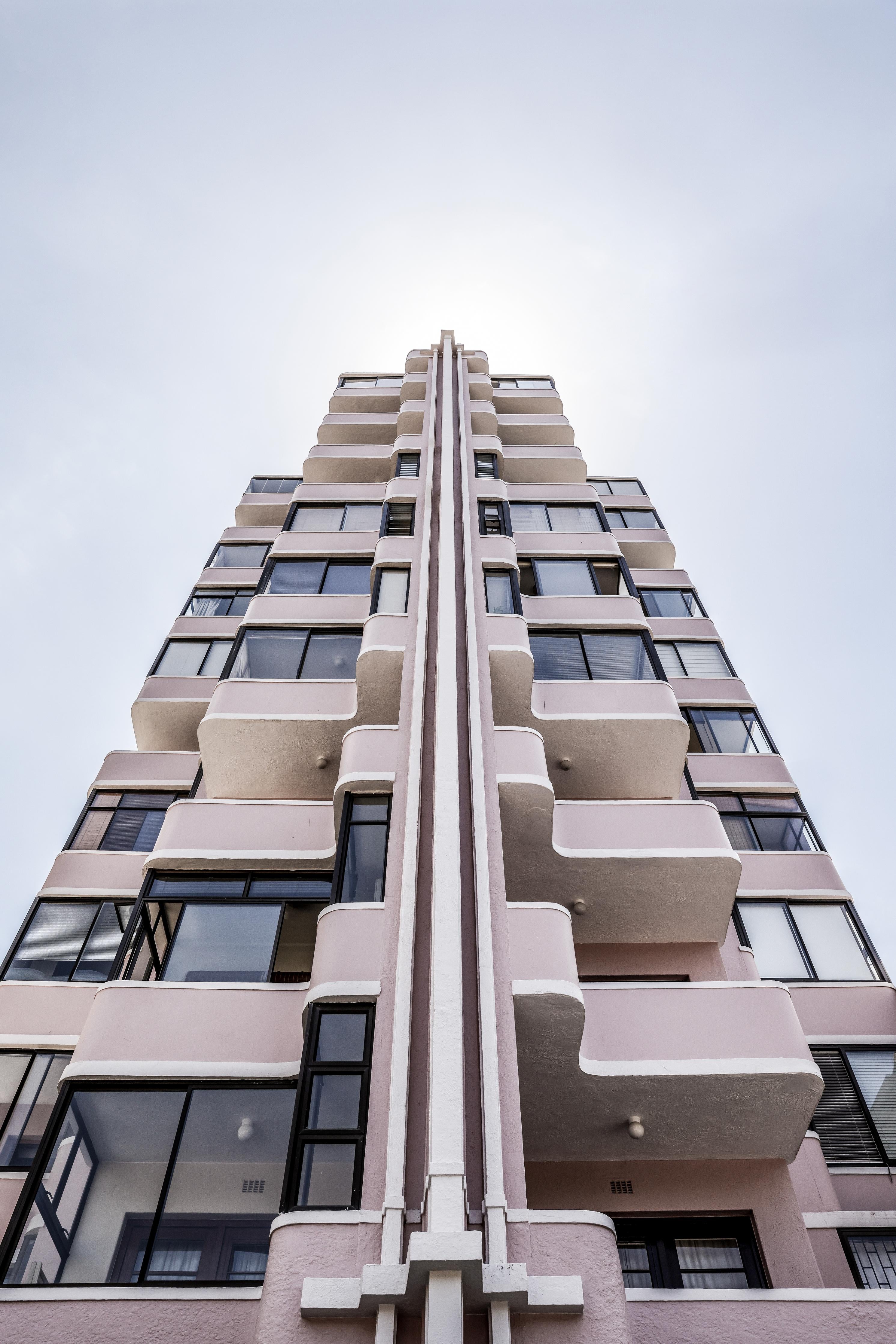 Spritzschutz-Urbanes Hochhaus mit grau-beigen Akzenten